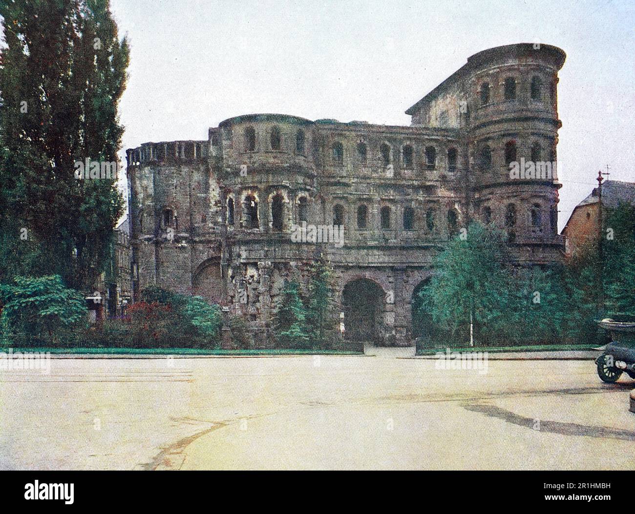 Die porta Nigra in Trier im Jahre 1910, Rheinland-Pfalz, Deutschland, Fotografie, restaurierte digitale Reproduktion einer Originalvorlage aus dem frühen 20. Jahrhundert, genaues Originalatum nicht bekannt Foto Stock