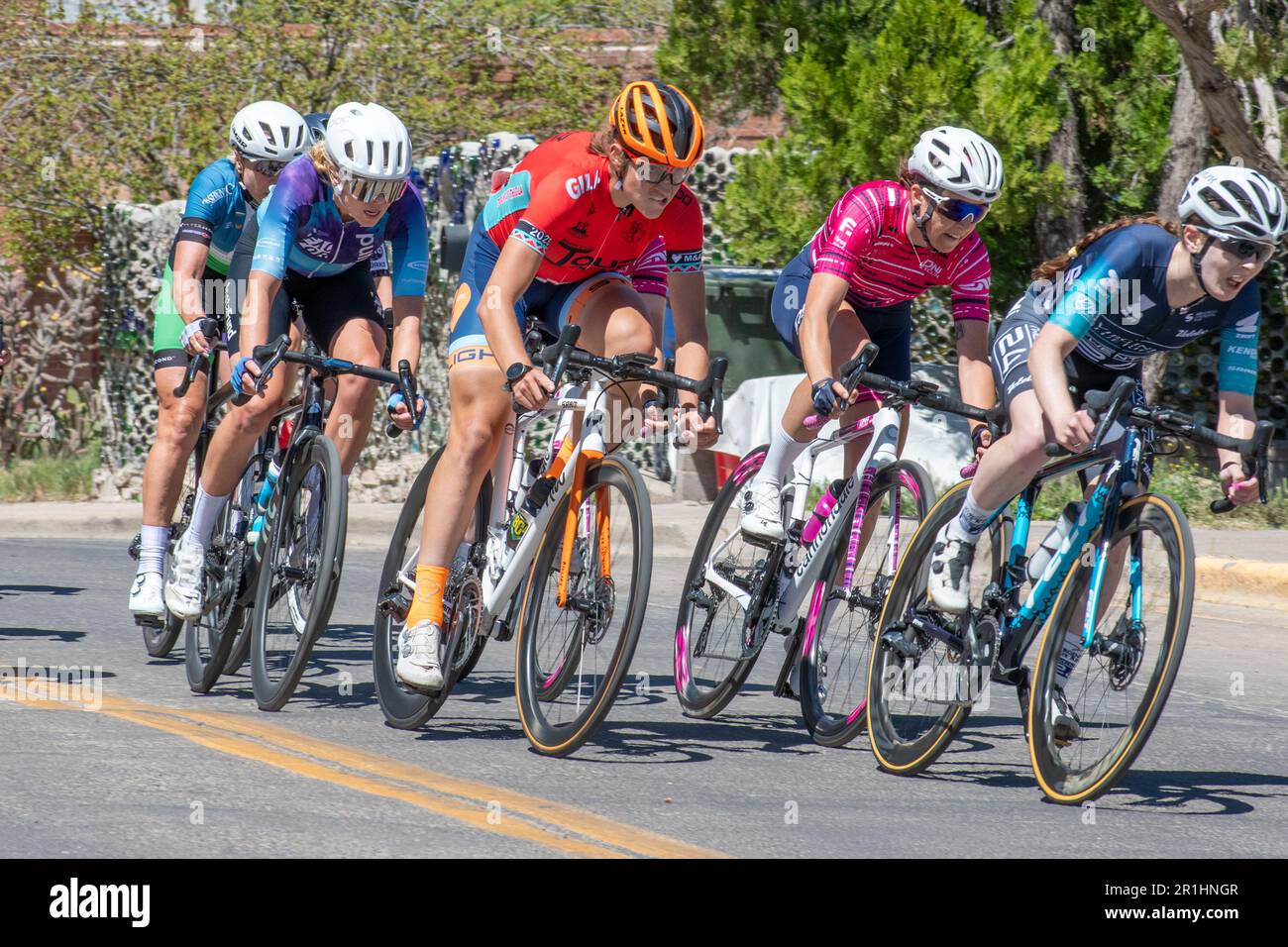 Tour della Gila 2023 - Austin Killips, nella maglia dei leader rossi è la prima donna trans a vincere una grande gara ciclistica. Foto Stock