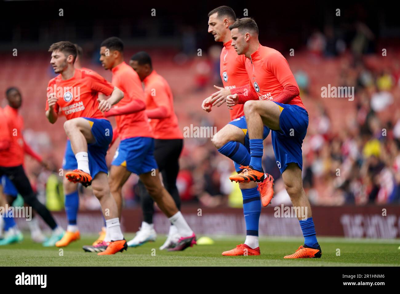 Pascal Gross (a destra) di Brighton e Hove Albion si riscalda in vista della partita della Premier League presso l'Emirates Stadium, Londra. Data immagine: Domenica 14 maggio 2023. Foto Stock