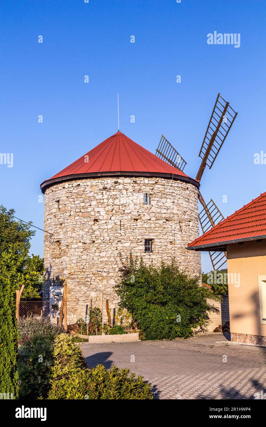 Vecchio mulino a vento nel villaggio di Ostrov u Macochy nella regione del Carso Moravo, Repubblica Ceca Foto Stock