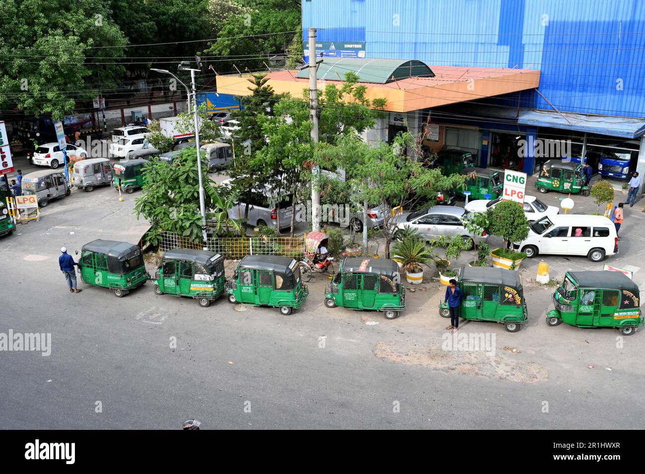 Dhaka, Bangladesh. 14th maggio, 2023. I conducenti di veicoli fanno la fila per riempire i loro veicoli con gas naturale compresso (CNG) presso una stazione di gas metano durante la crisi di gas a Dhaka, Bangladesh, il 14 maggio 2023 Credit: Mamunur Rashid/Alamy Live News Foto Stock