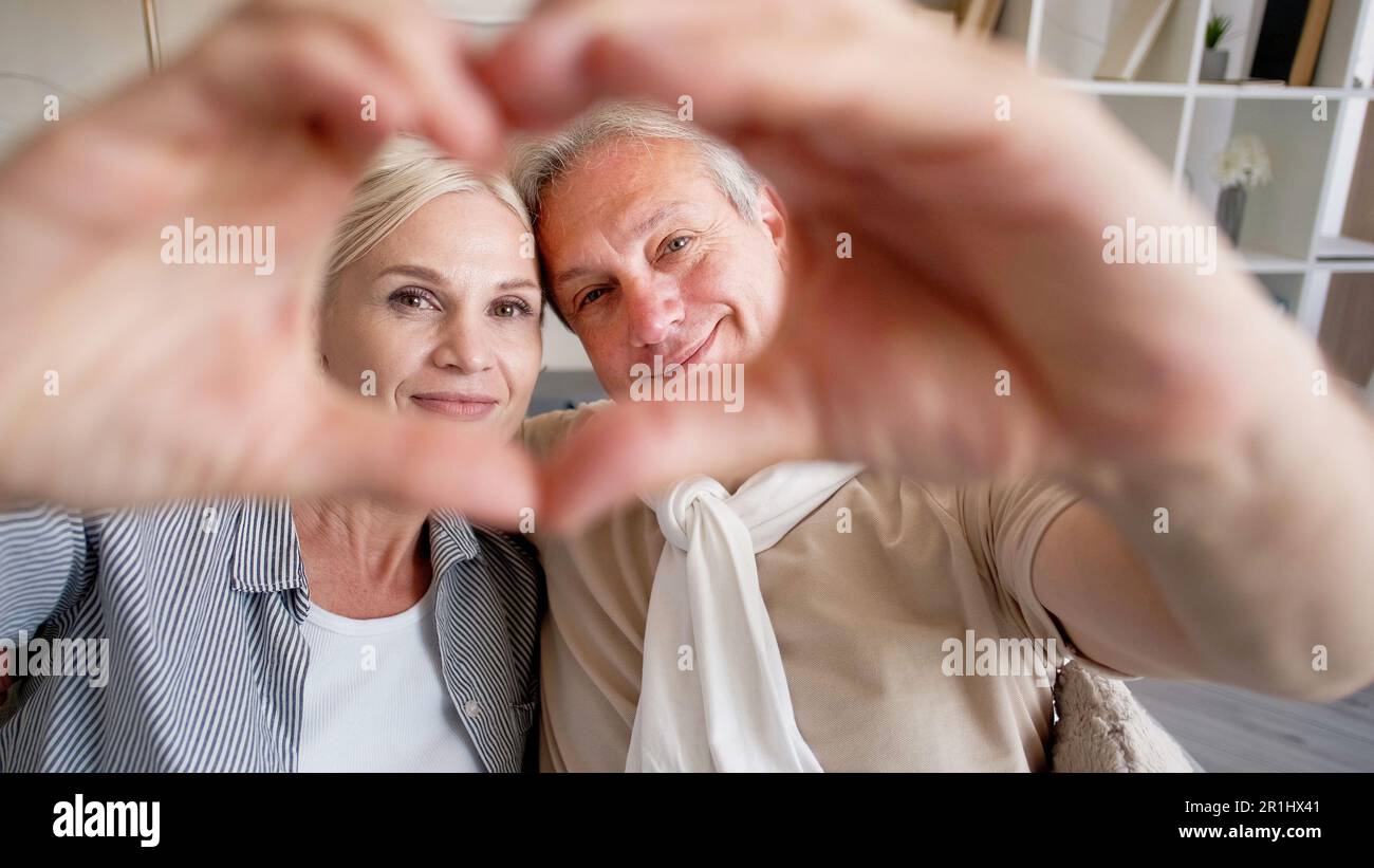 Amore messaggio famiglia coppia bei momenti felici Foto Stock