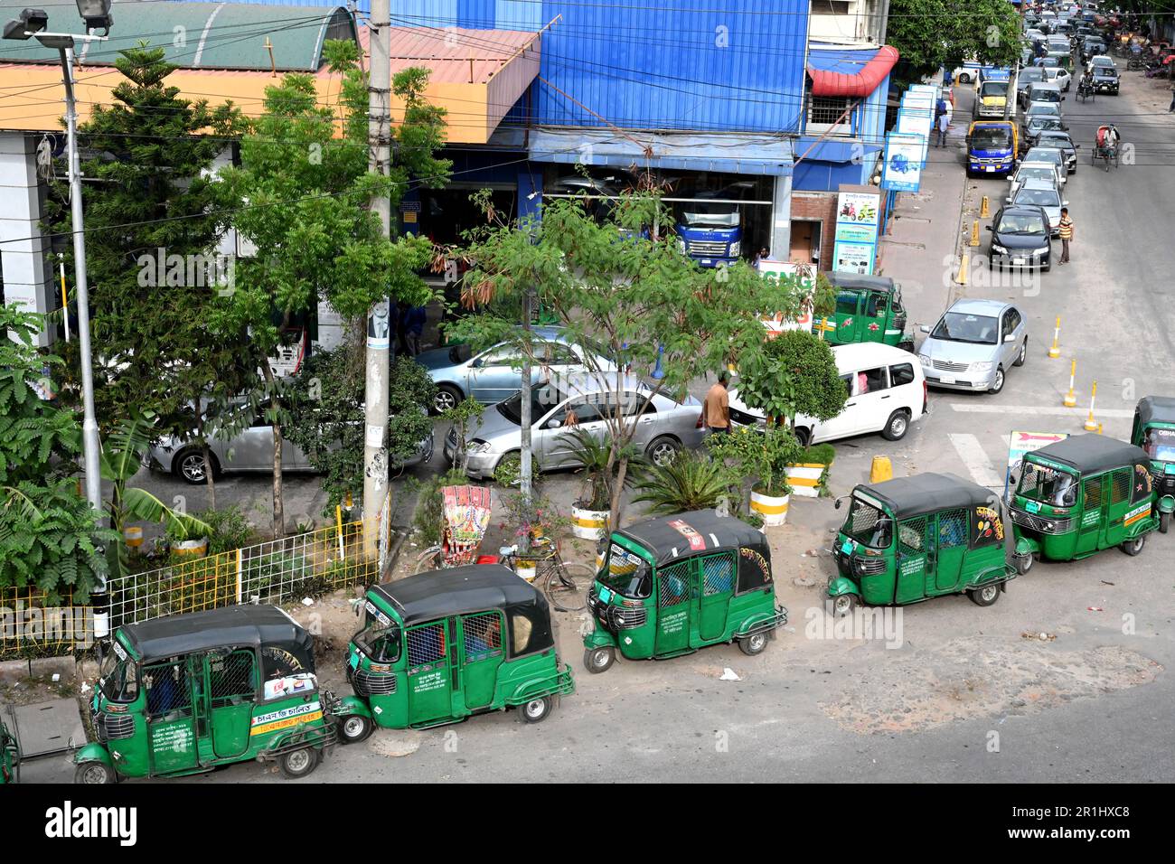 Dhaka, Bangladesh. 14th maggio, 2023. I conducenti di veicoli fanno la fila per riempire i loro veicoli con gas naturale compresso (CNG) presso una stazione di gas metano durante la crisi di gas a Dhaka, Bangladesh, il 14 maggio 2023 Credit: Mamunur Rashid/Alamy Live News Foto Stock