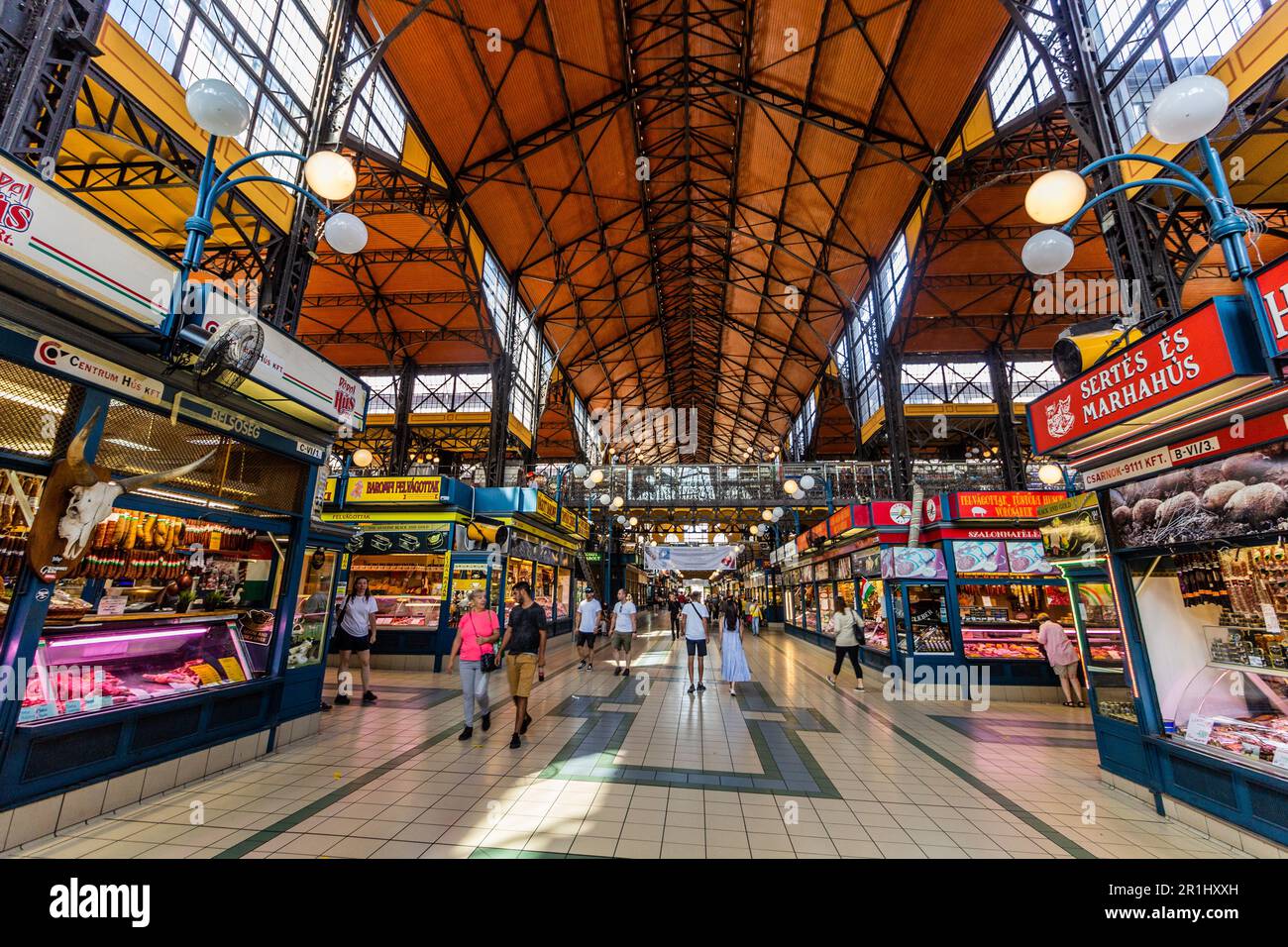 BUDAPEST, UNGHERIA - 8 SETTEMBRE 2021: Mercato Centrale a Budapest, Ungheria Foto Stock