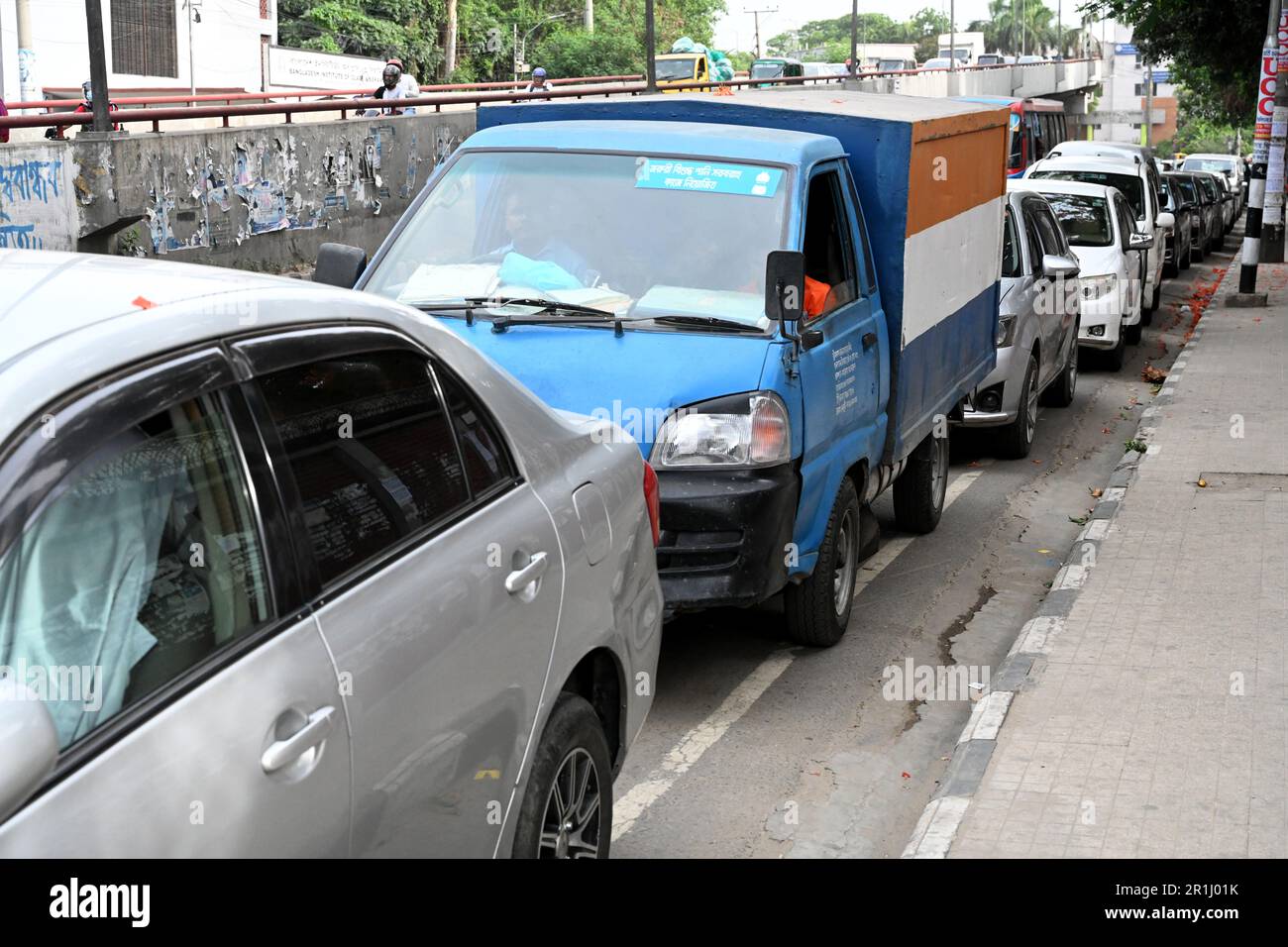 Dhaka, Bangladesh. 14th maggio, 2023. La coda dei conducenti dei veicoli attende di riempire i propri veicoli con gas naturale compresso (CNG) all'esterno di una stazione di gas naturale compresso durante la crisi di gas a Dhaka, Bangladesh, il 14 maggio 2023 Credit: Mamunur Rashid/Alamy Live News Foto Stock