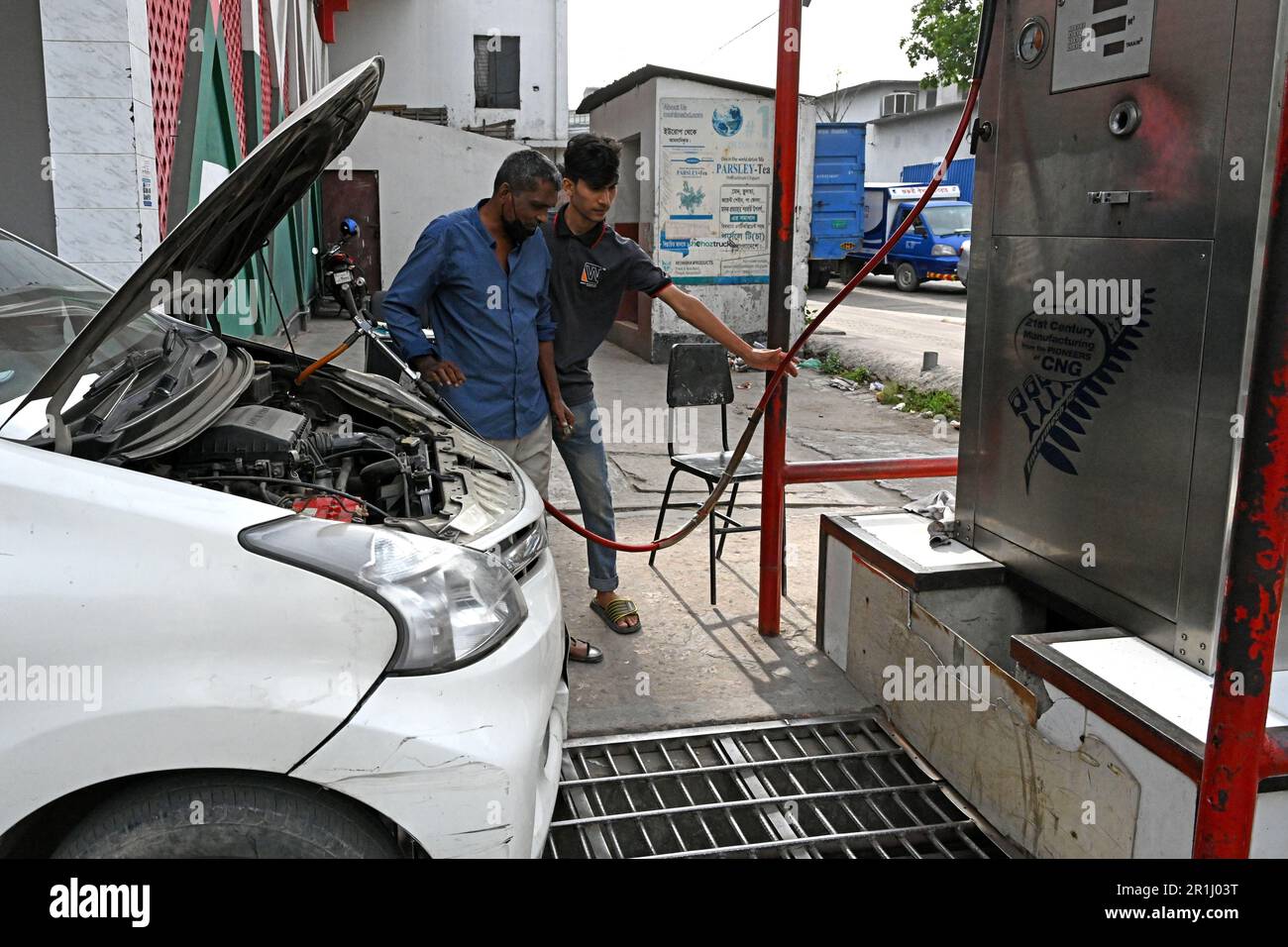 Dhaka, Bangladesh. 14th maggio, 2023. I conducenti di veicoli a ricaricare i loro veicoli con gas naturale compresso (CNG) in una stazione CNG durante la crisi del gas a Dhaka, Bangladesh, il 14 maggio 2023 Credit: Mamunur Rashid/Alamy Live News Foto Stock