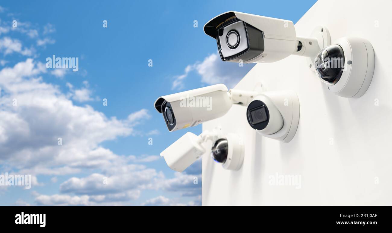 Telecamere di sorveglianza su uno sfondo di cielo blu. Sicurezza perimetrale. Foto di alta qualità Foto Stock