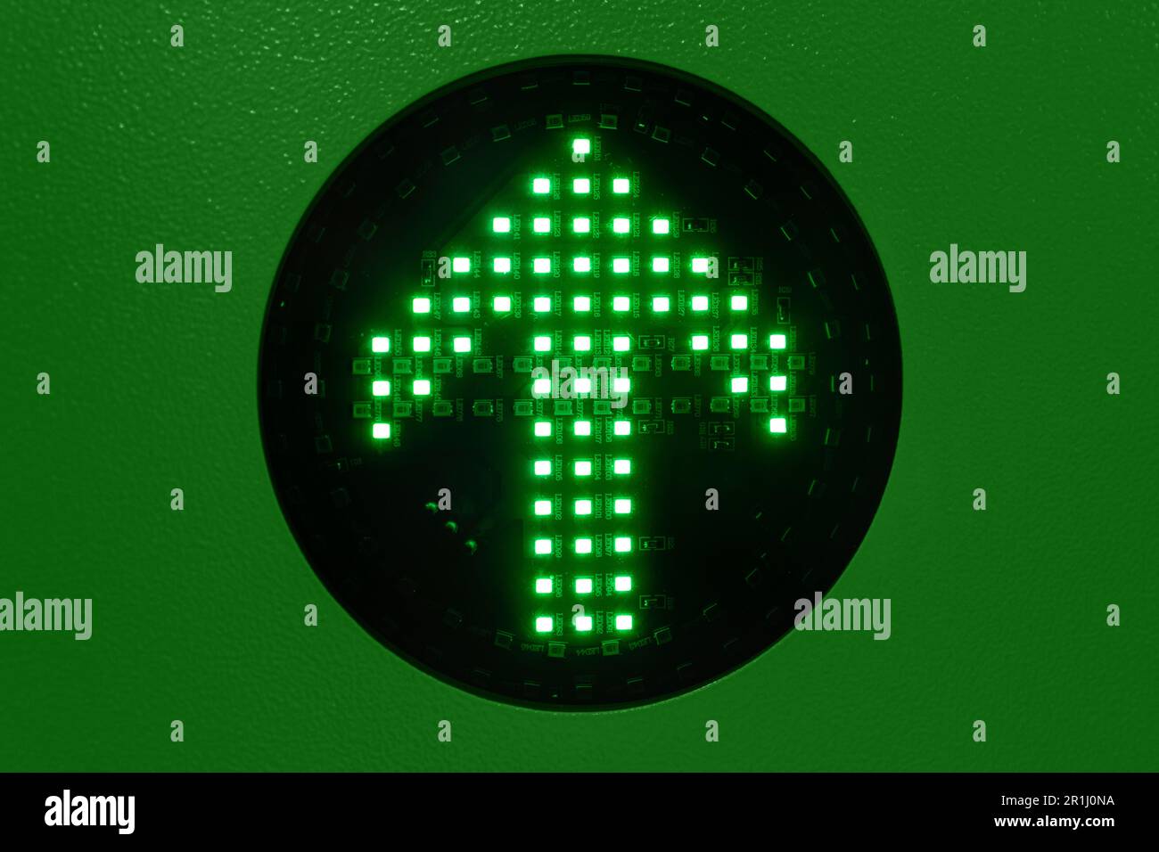 Freccia verde delle spie LED. Concetto di decarbonizzazione e sviluppo sostenibile. Foto di alta qualità Foto Stock