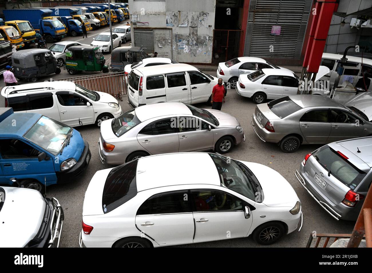 Dhaka, Bangladesh. 14th maggio, 2023. I conducenti di veicoli fanno la fila per riempire i loro veicoli con gas naturale compresso (CNG) presso una stazione di gas metano durante la crisi di gas a Dhaka, Bangladesh, il 14 maggio 2023 Credit: Mamunur Rashid/Alamy Live News Foto Stock