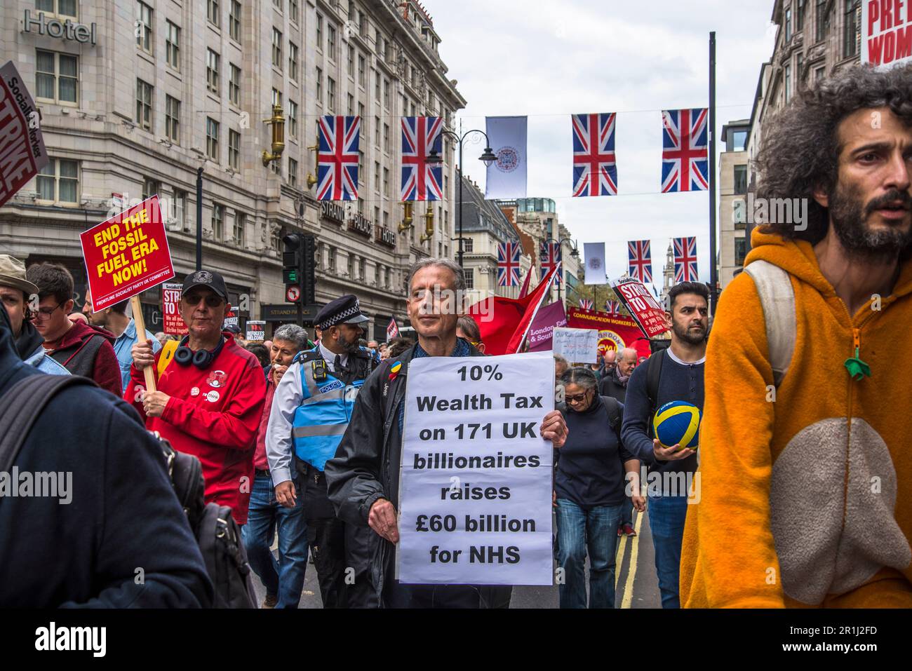 L'attivista Peter Tatchell porta il cartellone sulla Wealth Tax per i miliardari, May Day International Workers' Day Rally, Londra, Inghilterra, Regno Unito, 01/0 Foto Stock