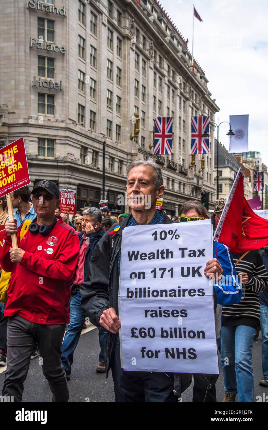 L'attivista Peter Tatchell porta il cartellone sulla Wealth Tax per i miliardari, May Day International Workers' Day Rally, Londra, Inghilterra, Regno Unito, 01/0 Foto Stock