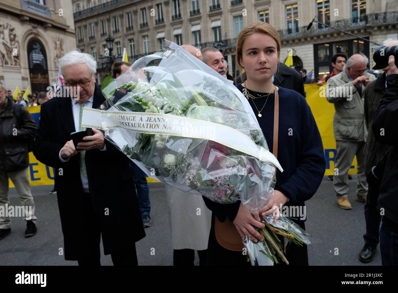 Les royalistes d'Action Franaise ont défilé dans Paris et ont déposé une gerbe au pied de la statement de Jeanne d'Arc, en scandant à bas la république Foto Stock