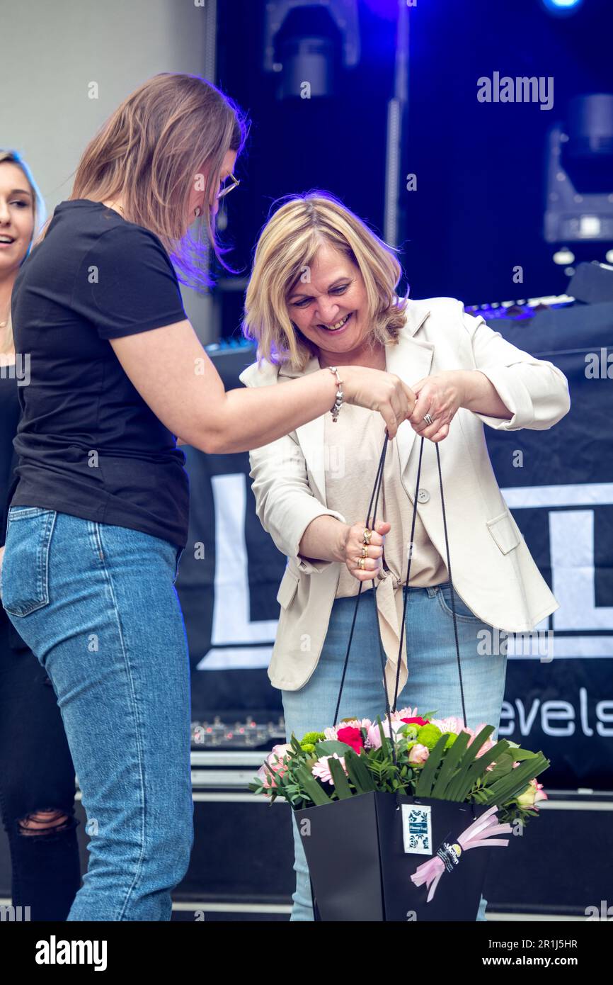 Maasmechelen, Belgio. 14th maggio, 2023. Mirella Cocco, madre di Luca Brecel, riceve fiori durante i festeggiamenti organizzati per il titolo di campione del mondo Snooker di Luca Brecel a Maasmechelen, domenica 14 maggio 2023. Luca Brecel si è incoronato campione mondiale di snooker per la prima volta nella sua carriera all'inizio di maggio al Crucible Theatre di Sheffield. In finale, il 28-anno Limburger ha vinto 18-15 su Englishman Mark Selby. La città organizza una grande festa per celebrare questo successo speciale, Brecel è il primo belga che vince il titolo di campione del mondo in snooker. Credit: Belga News Agency/Alamy Foto Stock