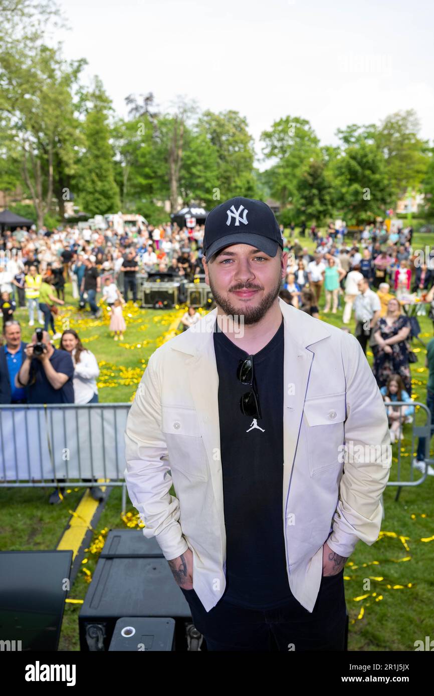 Maasmechelen, Belgio. 14th maggio, 2023. Il giocatore belga di snooker Luca Brecel è visto sul palco durante i festeggiamenti organizzati per il titolo di campione del mondo di snooker Luca Brecel a Maasmechelen, domenica 14 maggio 2023. Luca Brecel si è incoronato campione mondiale di snooker per la prima volta nella sua carriera all'inizio di maggio al Crucible Theatre di Sheffield. In finale, il 28-anno Limburger ha vinto 18-15 su Englishman Mark Selby. La città organizza una grande festa per celebrare questo successo speciale, Brecel è il primo belga che vince il titolo di campione del mondo in snooker. Credit: Belga News Agency/Alamy Foto Stock