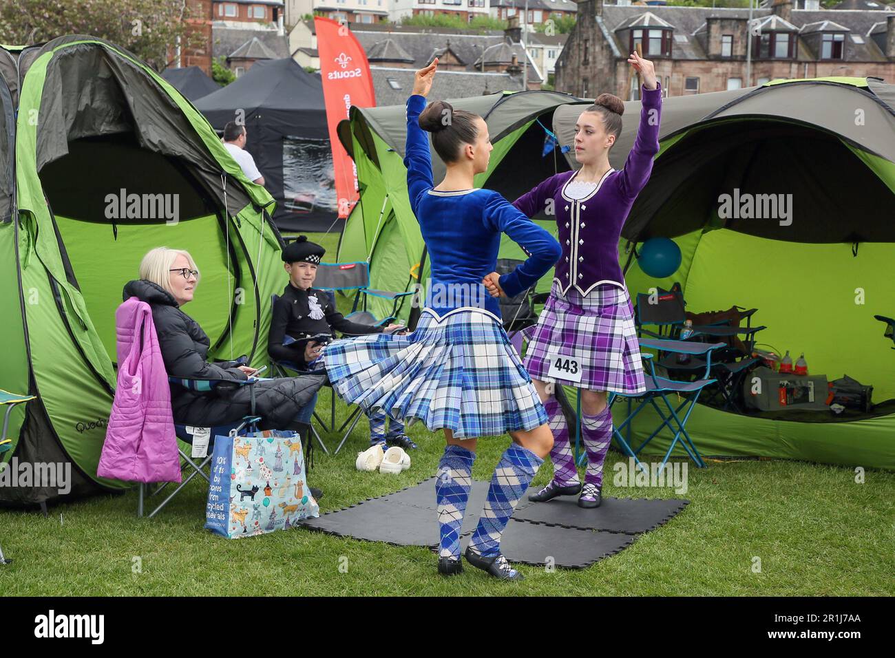 Gourock, Regno Unito. 14th maggio, 2023. I primi Highland Games della stagione 2023 si sono disputati a Battery Park, Gourock, Scozia, quando i concorrenti di Scottish Country Dancing, Pipe Band e le tradizionali competizioni "Scottish Highland Heavy". Due concorrenti di danza praticano prima della competizione. Credit: Findlay/Alamy Live News Foto Stock