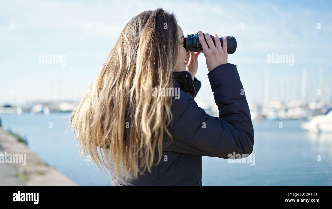 Giovane donna caucasica con binocolo in mare Foto stock - Alamy
