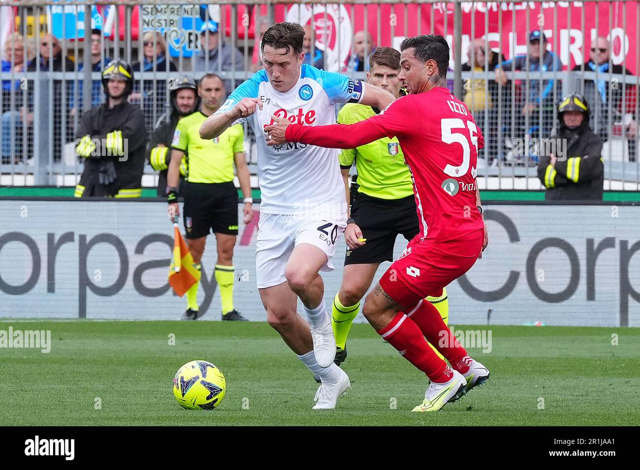 Piotr Zielinski (20 Napoli) con Armando Izzo (55 Monza) durante la Serie A match tra AC Monza e SSC Napoli all'U-Power Stadium di Monza. FOTOAGENZIA (FOTOAGENZIA/SPP) Credit: SPP Sport Press Photo. /Alamy Live News Foto Stock