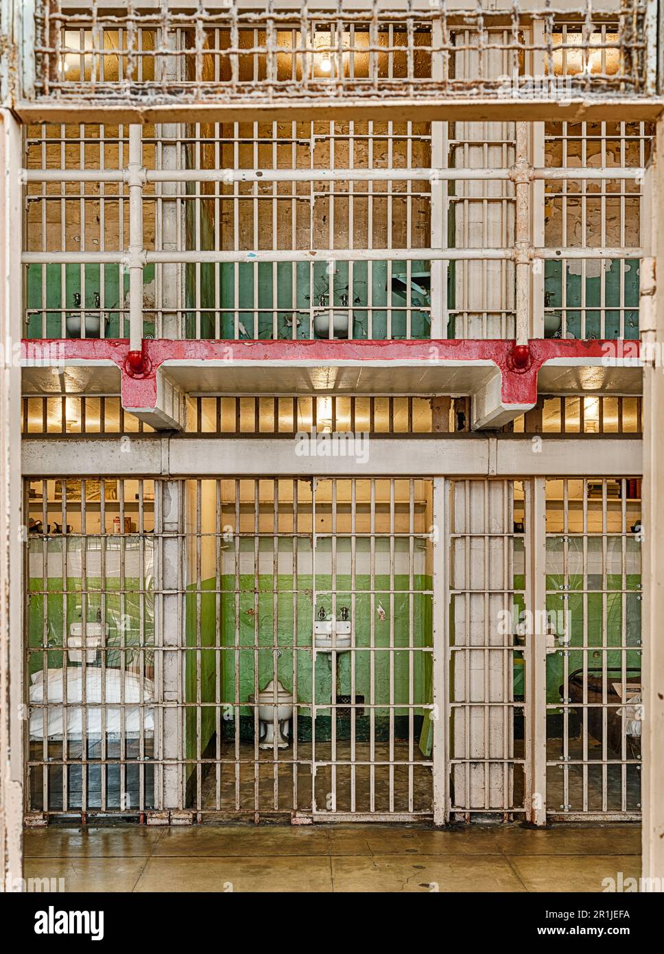 Due celle carcerarie in uno dei blocchi cellulari all'interno dello storico Penitenziario di Alcatraz vicino a San Francisco. Foto Stock