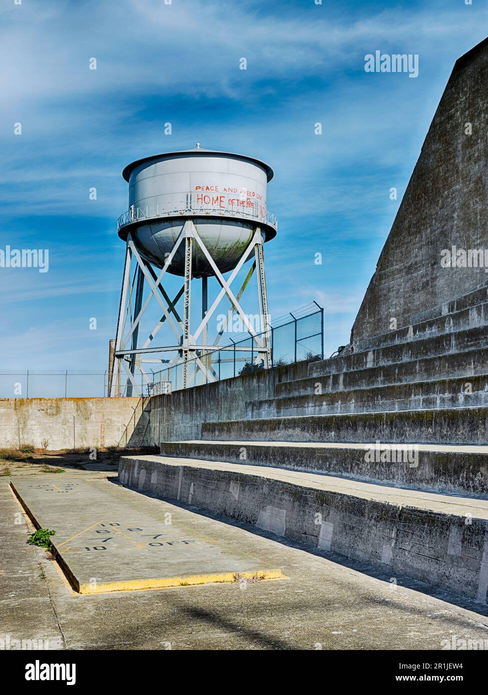 Il recinto all'aperto di Alcatraz era caratterizzato da una partita di shuffleboard e da una vista sulla torre dell'acqua fuori dalle mura. Foto Stock