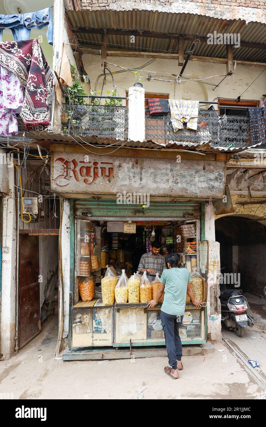 Cliente al di fuori di un piccolo negozio a Paharganj, Delhi, India Foto Stock