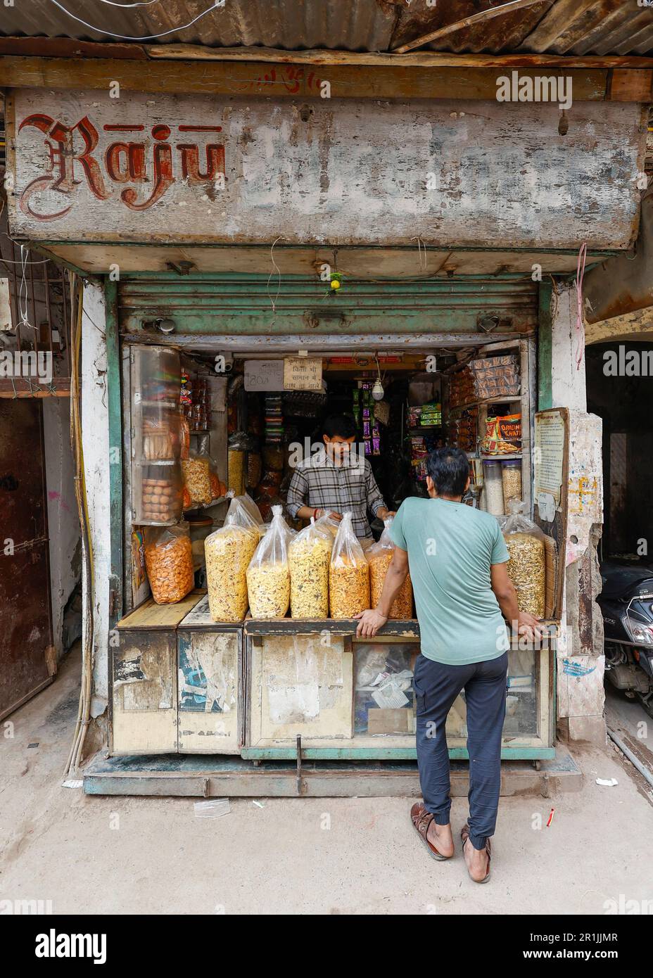 Cliente al di fuori di un piccolo negozio a Paharganj, Delhi, India Foto Stock