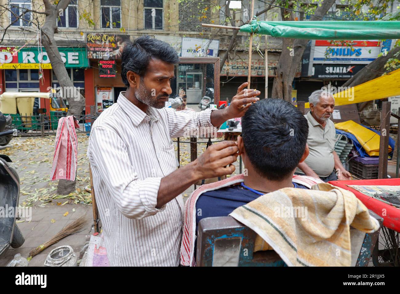 Barbiere di strada a Paharganj, Delhi, India Foto Stock