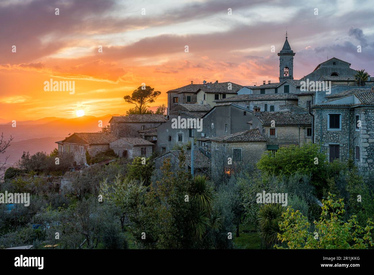 Tramonto panoramico ad Arpino, antica cittadina in provincia di Frosinone, Lazio, Italia centrale. Foto Stock
