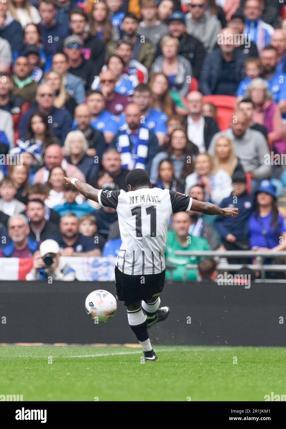 Wembley Stadium, Londra, Regno Unito. 13 maggio 2023 alle ore 1530hrs. Notts County FC / Chesterfield FC - Vanarama National League Play Off Final. Aaron Nemane (Notts County FC) attraversa la palla di fronte ai fan di Chesterfield. Foto: Mark Dunn/Alamy, Foto Stock