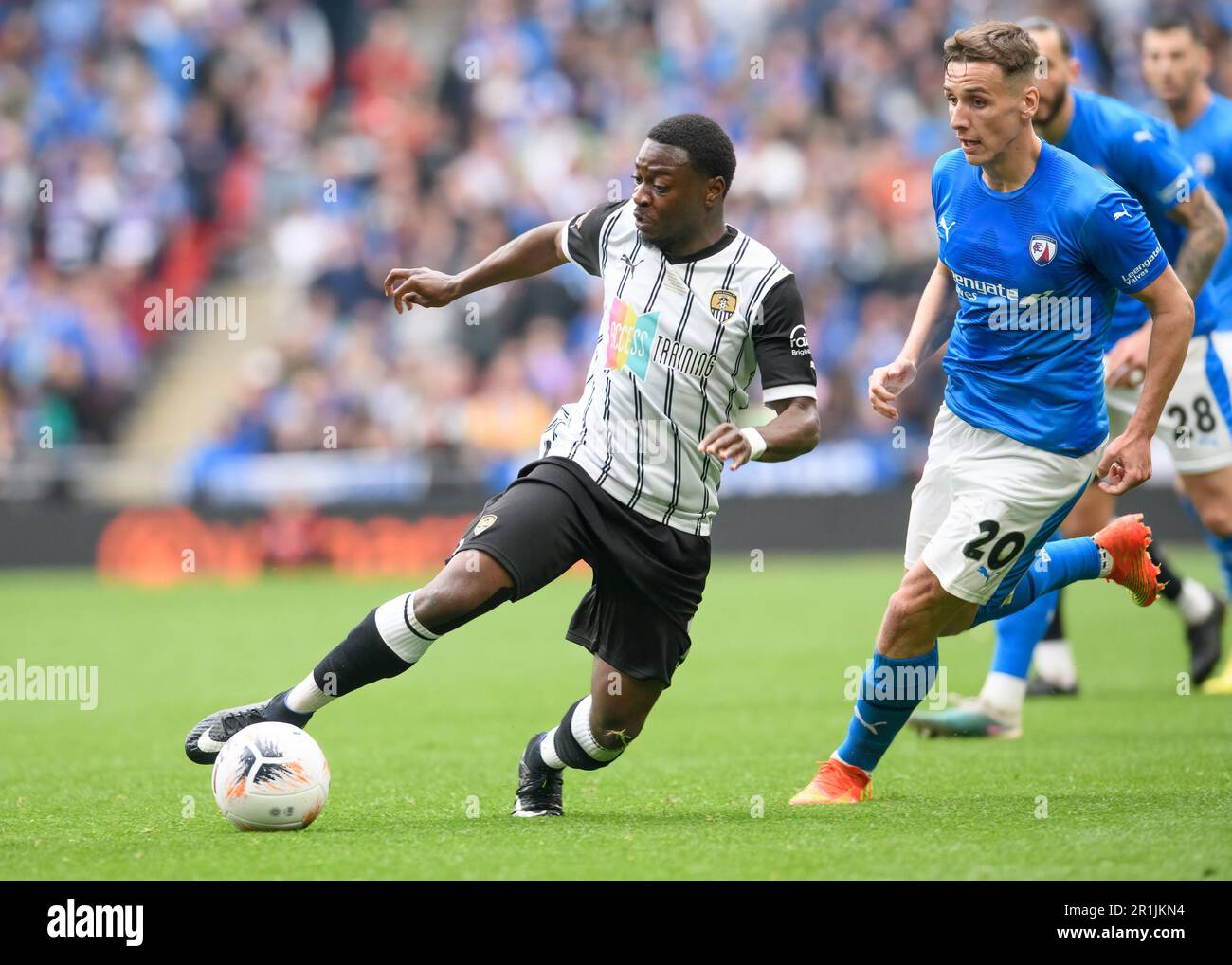 Wembley Stadium, Londra, Regno Unito. 13 maggio 2023 alle ore 1530hrs. Notts County FC / Chesterfield FC - Vanarama National League Play Off Final. Aaron Nemane (Notts County FC) battendo la difesa di Jeff King (Chesterfield FC) immagine: Mark Dunn/Alamy, Foto Stock