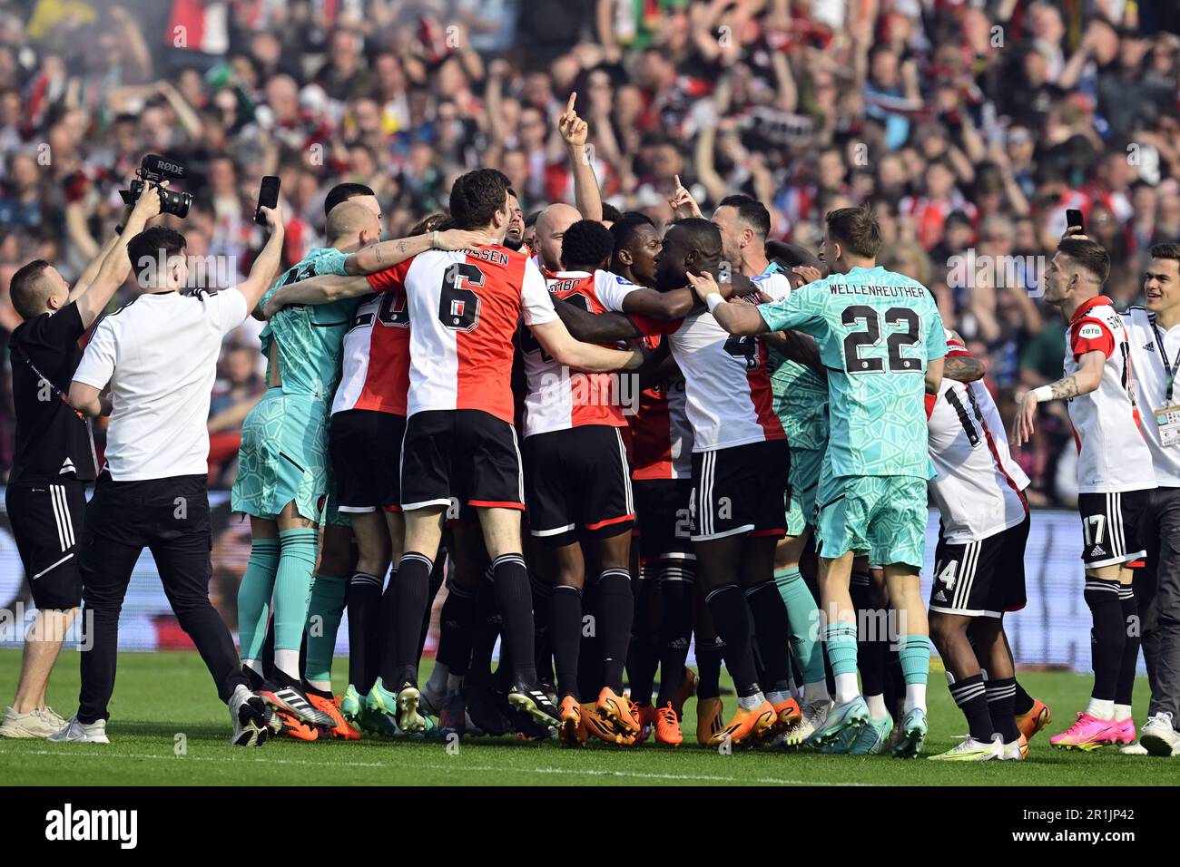 ROTTERDAM - i giocatori di Feyenoord festeggiano il campionato nazionale dopo la partita di campionato olandese tra Feyenoord e Go Ahead Eagles al Feyenoord Stadium de Kuip il 14 maggio 2023 a Rotterdam, Paesi Bassi. ANP OLAF KRAAK Foto Stock