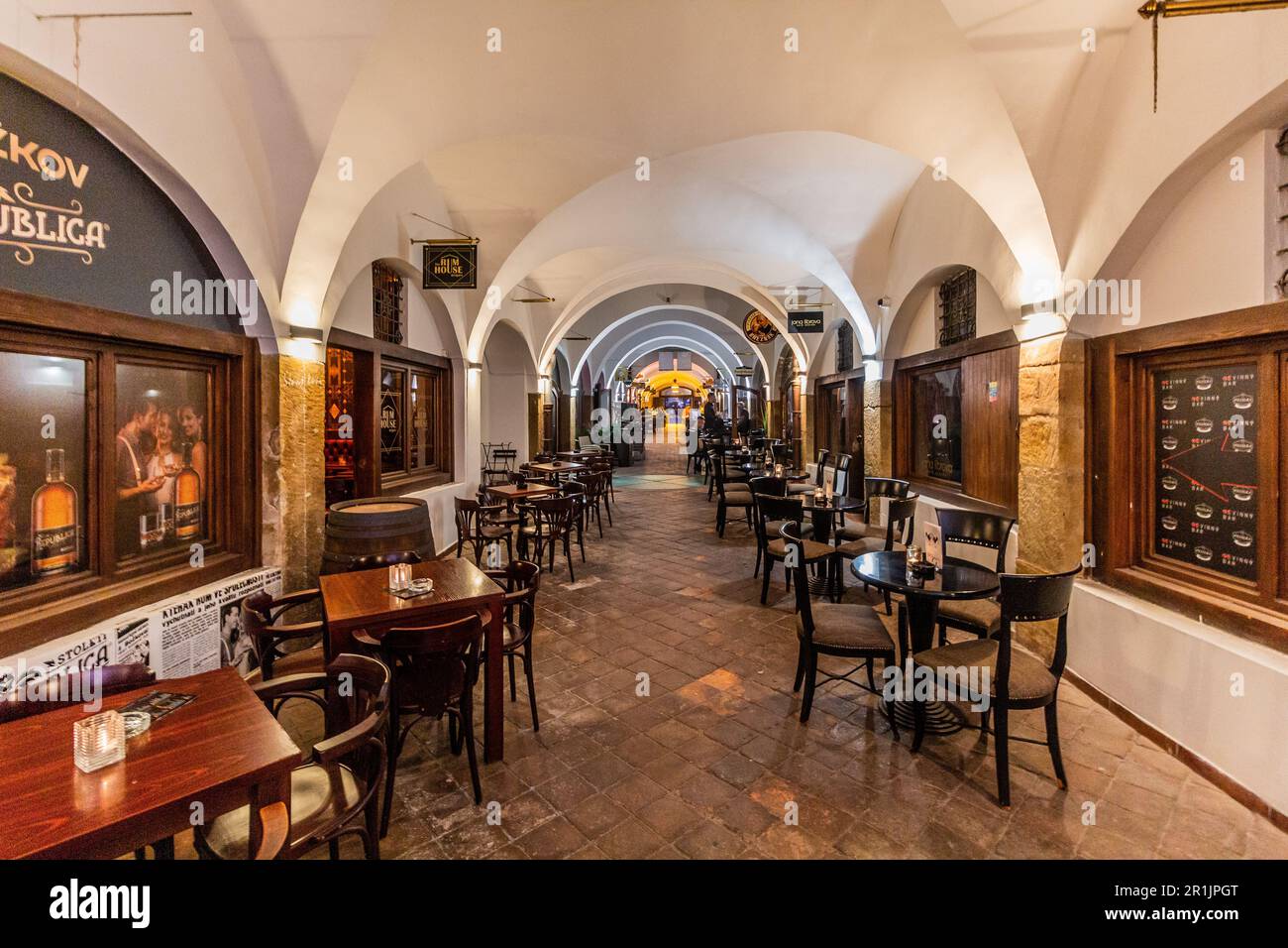 OLOMOUC, CZECHIA - 10 SETTEMBRE 2021: Vari pub e bar nella casa di Masne kramy a Olomouc, Repubblica Ceca Foto Stock