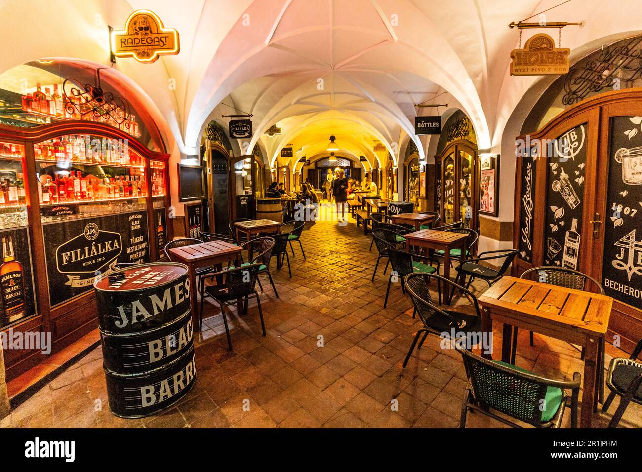OLOMOUC, CZECHIA - 10 SETTEMBRE 2021: Vari pub e bar nella casa di Masne kramy a Olomouc, Repubblica Ceca Foto Stock