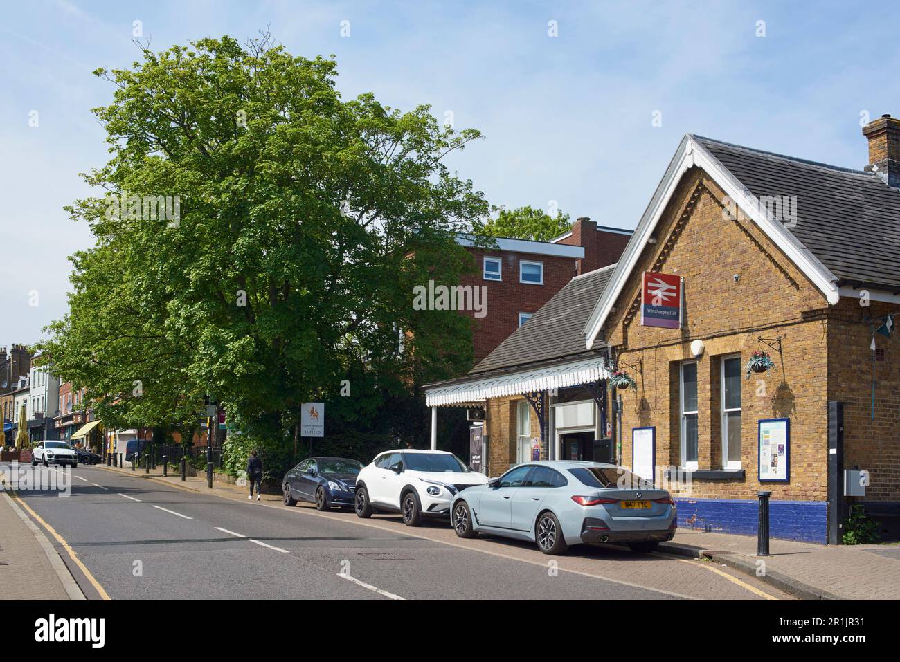 Stazione di Winchmore Hill, North London, Regno Unito, guardando su Station Road verso il verde Foto Stock