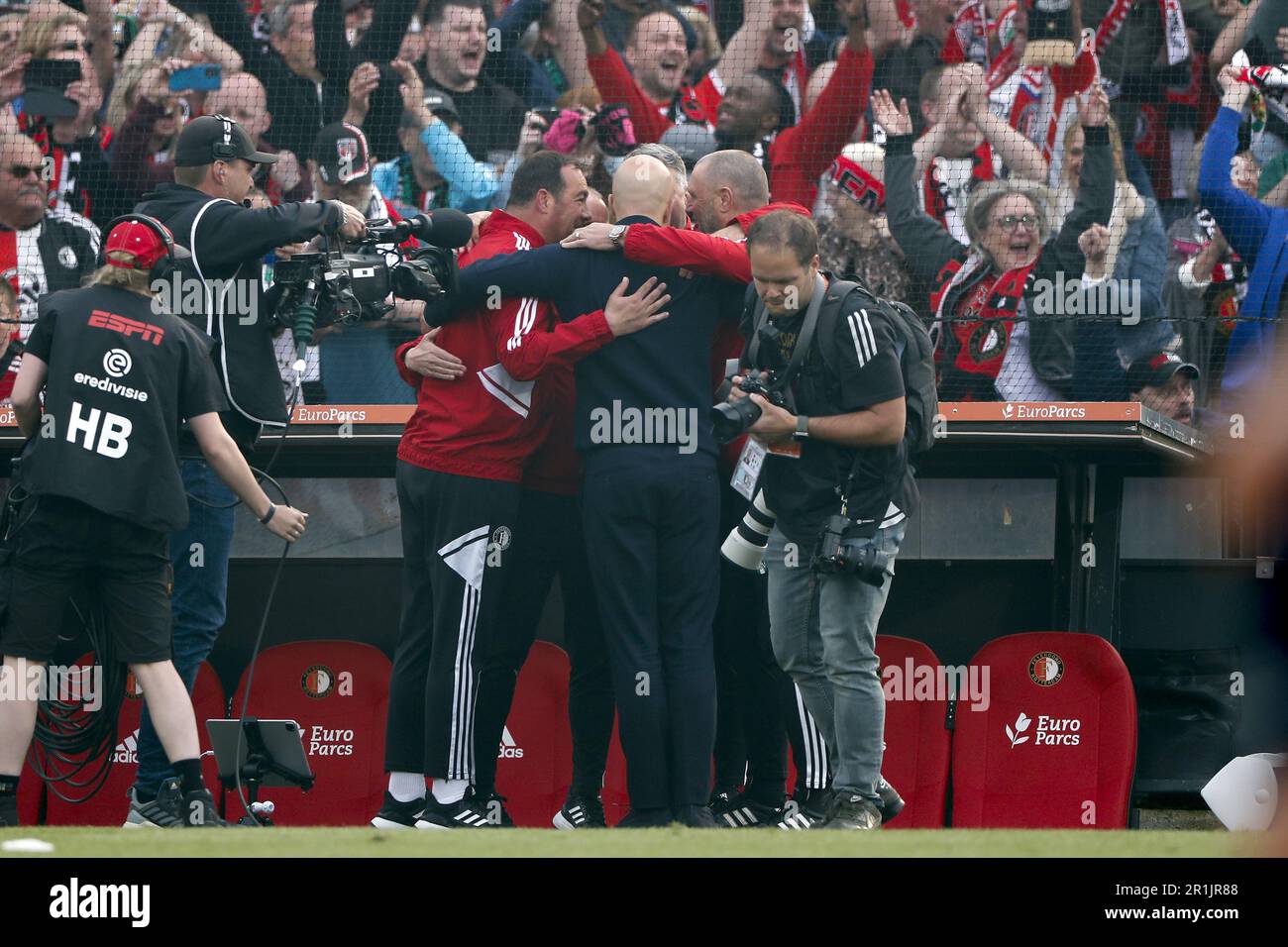 ROTTERDAM - (LR) responsabile della cura di Feyenoord Jasper van Kempen, assistente allenatore di Feyenoord Sipke Hulshoff, assistente allenatore di Feyenoord Marino Pusic, assistente allenatore di Feyenoord John de Wolf, allenatore di Feyenoord Arne slot durante la partita della Premier League olandese tra Feyenoord e Go Ahead Eagles allo stadio di Feyenoord, il 14 maggio Kuip 2023 a Rotterdam, Paesi Bassi. ANP MAURICE VAN PIETRA Foto Stock