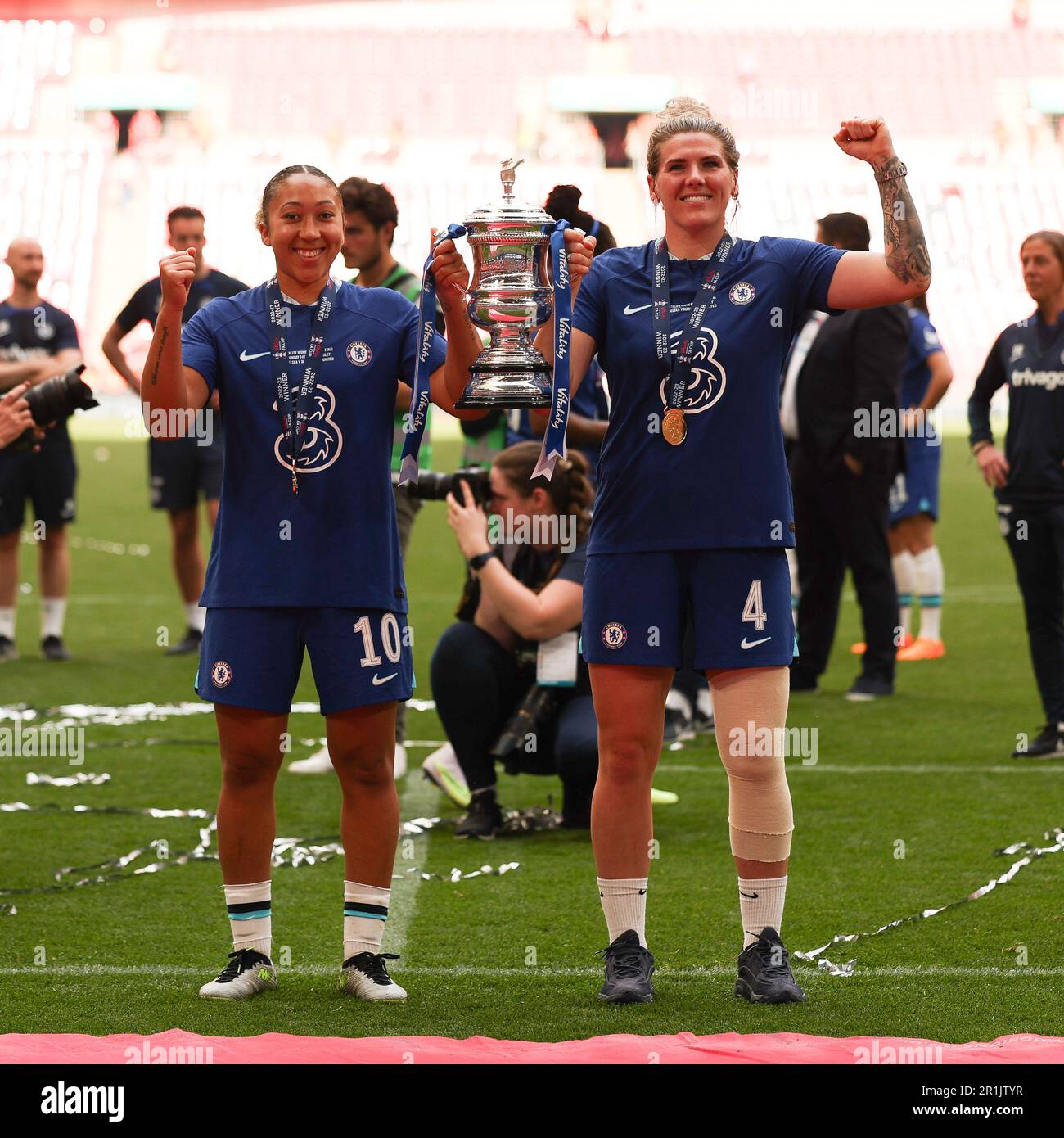 Londra, Regno Unito. 14th maggio, 2023. Lauren James di Chelsea Women e Millie Bright di Chelsea Women celebrano la vittoria della fa Cup durante la partita finale della fa Cup femminile tra le donne di Chelsea e le donne del Manchester United allo Stadio di Wembley, Londra, Inghilterra il 14 maggio 2023. Foto di Ken Sparks. Solo per uso editoriale, licenza richiesta per uso commerciale. Non è utilizzabile nelle scommesse, nei giochi o nelle pubblicazioni di un singolo club/campionato/giocatore. Credit: UK Sports Pics Ltd/Alamy Live News Foto Stock