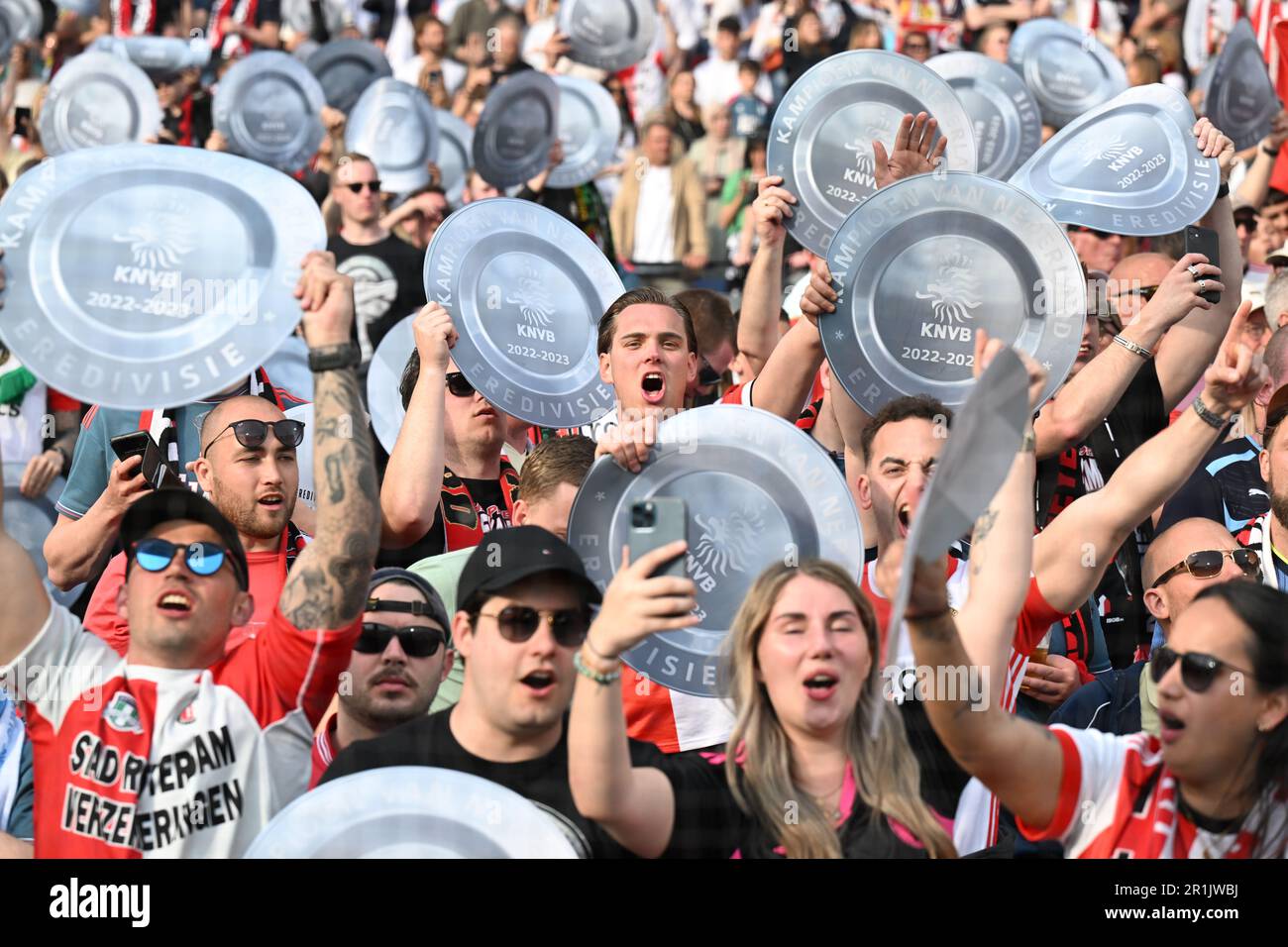 ROTTERDAM - i sostenitori di Feyenoord celebrano il campionato nazionale dopo la partita della Premier League olandese tra Feyenoord e Go Ahead Eagles al Feyenoord Stadium de Kuip il 14 maggio 2023 a Rotterdam, Paesi Bassi. ANP OLAF KRAAK Foto Stock