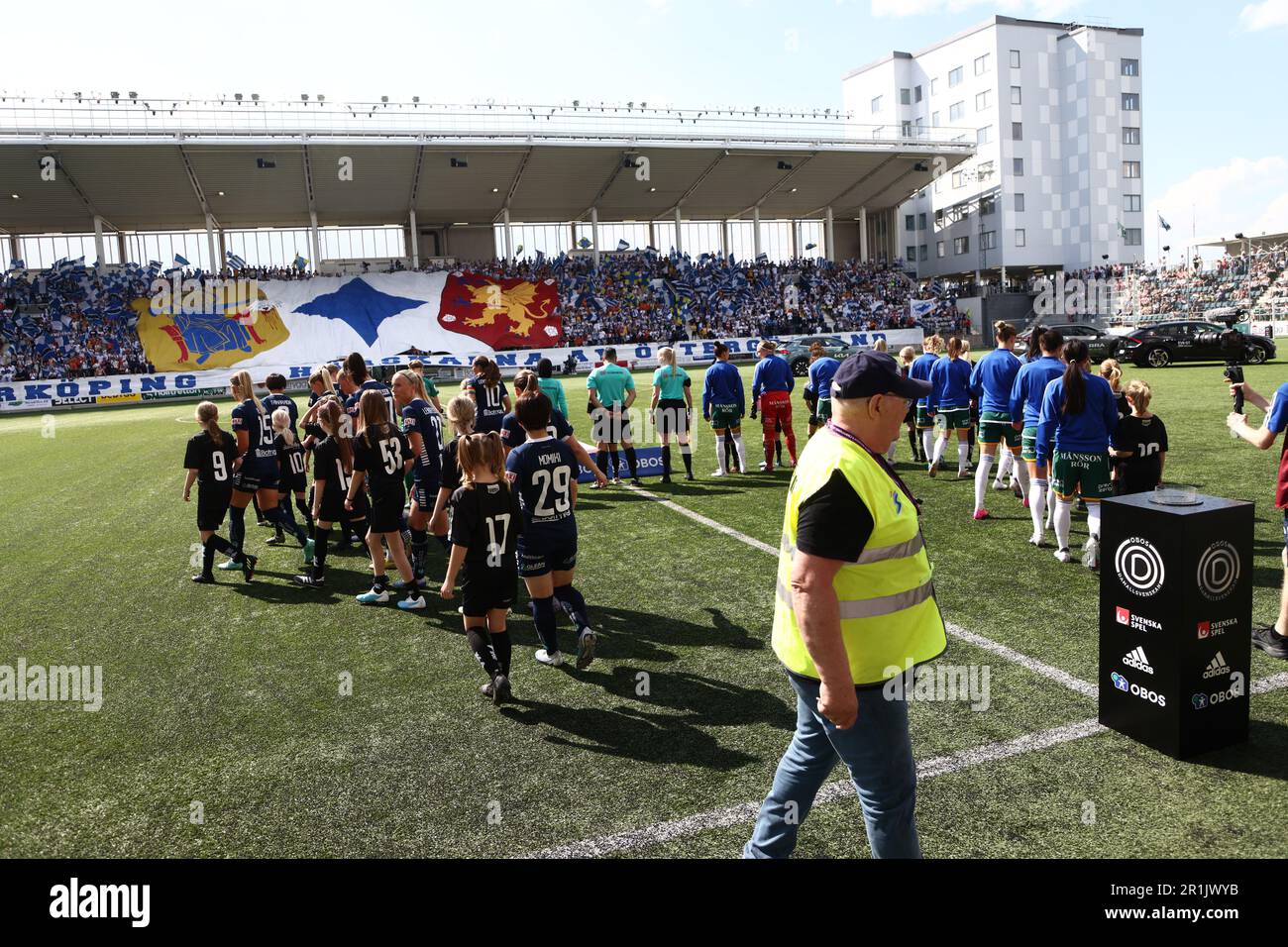 Le squadre che precedono la partita di calcio domenicale si trovano nell'OBOS Damallsvenskan tra il Linköping FC-IFK Norrköping all'arena di Bilbörsen, Linköping, Svezia. Foto Stock