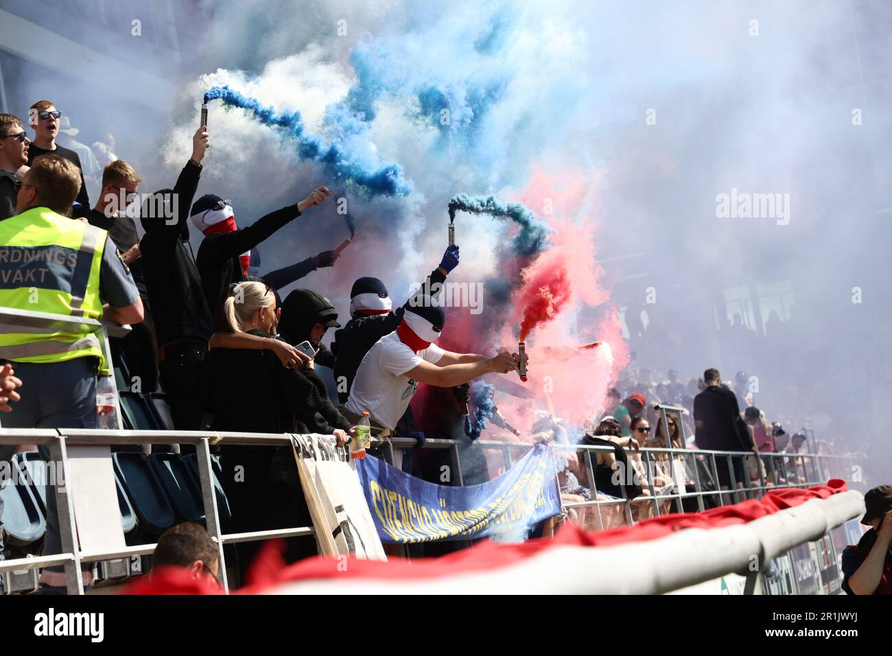 Tifosi di Linköpings durante la partita di calcio di domenica nella OBOS Damallsvenskan tra Linköping FC-IFK Norrköping all'arena di Bilbörsen, Linköping, Svezia. Foto Stock