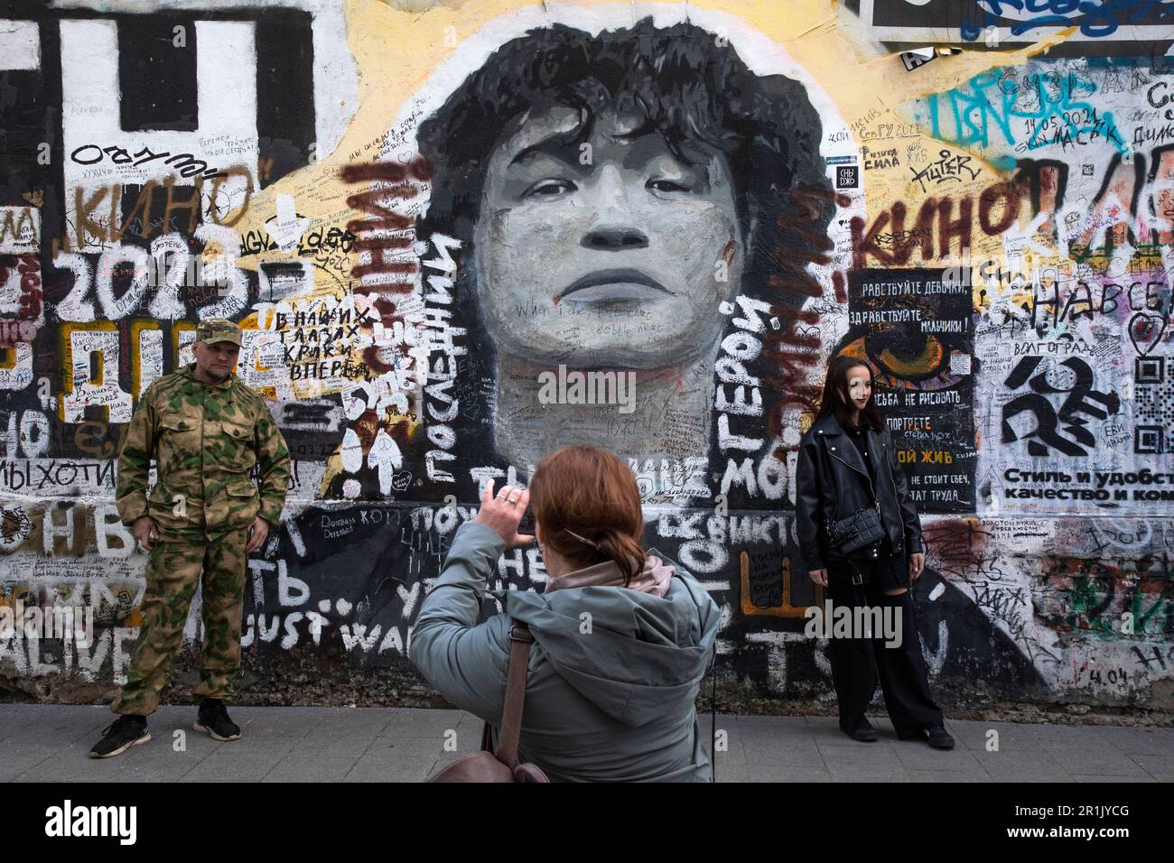 Mosca, Russia. 29th aprile 2023. Le persone scattano foto sullo sfondo del Muro di Tsoi dedicato al cantante e cantautore sovietico Viktor Tsoi in Arbat Street, nel centro di Mosca, Russia Foto Stock