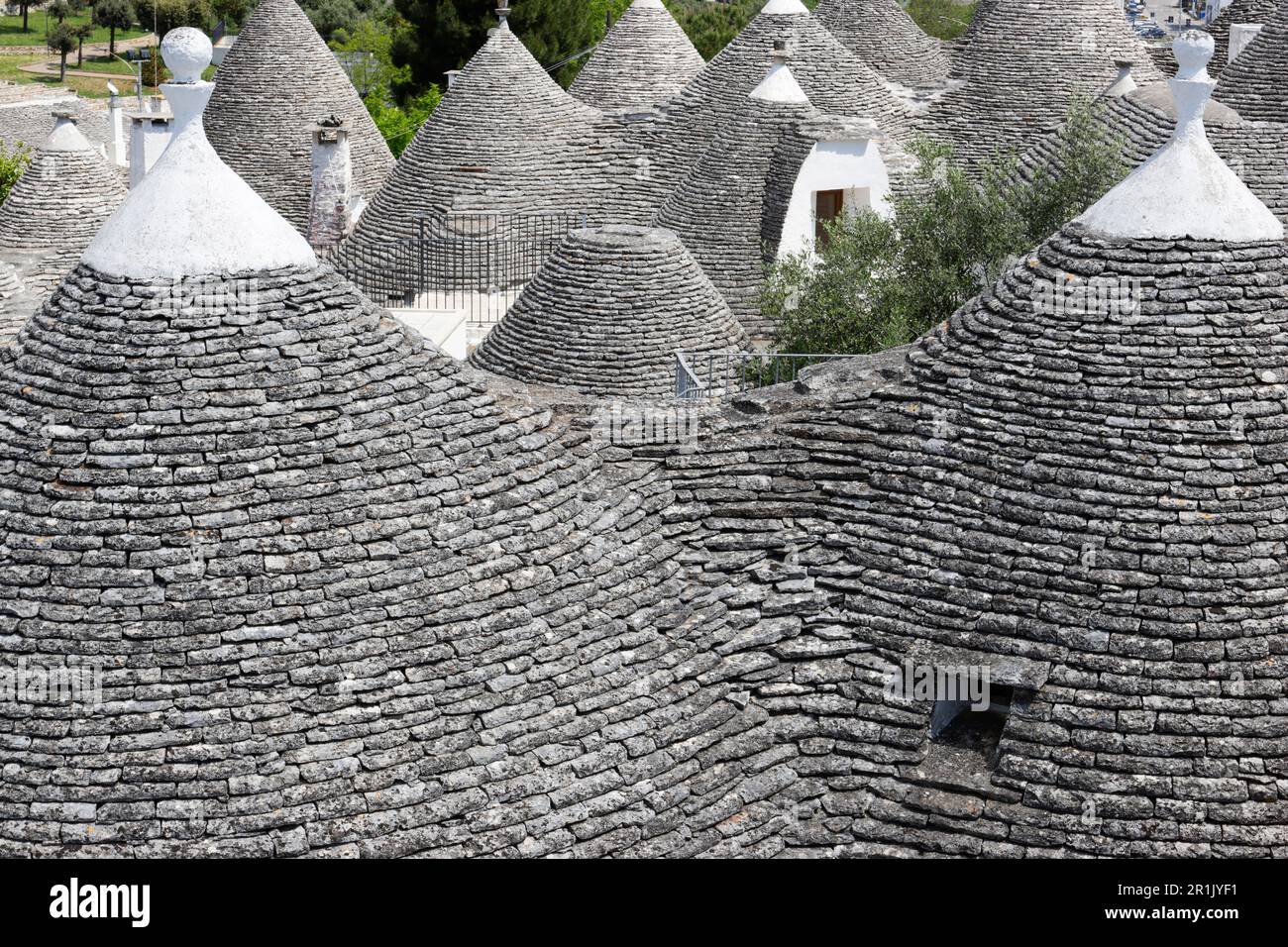 Si affaccia sui trulli del Rione Monti, Alberobello, Puglia, Italia dall'alto dei tetti Foto Stock