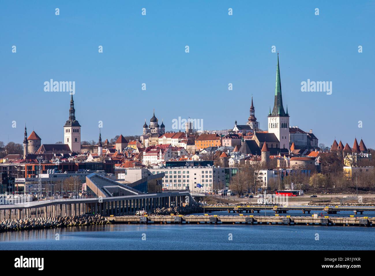 Vanalinn o skyline della città vecchia visto da un ponte di navi da crociera a Tallinn, Estonia Foto Stock