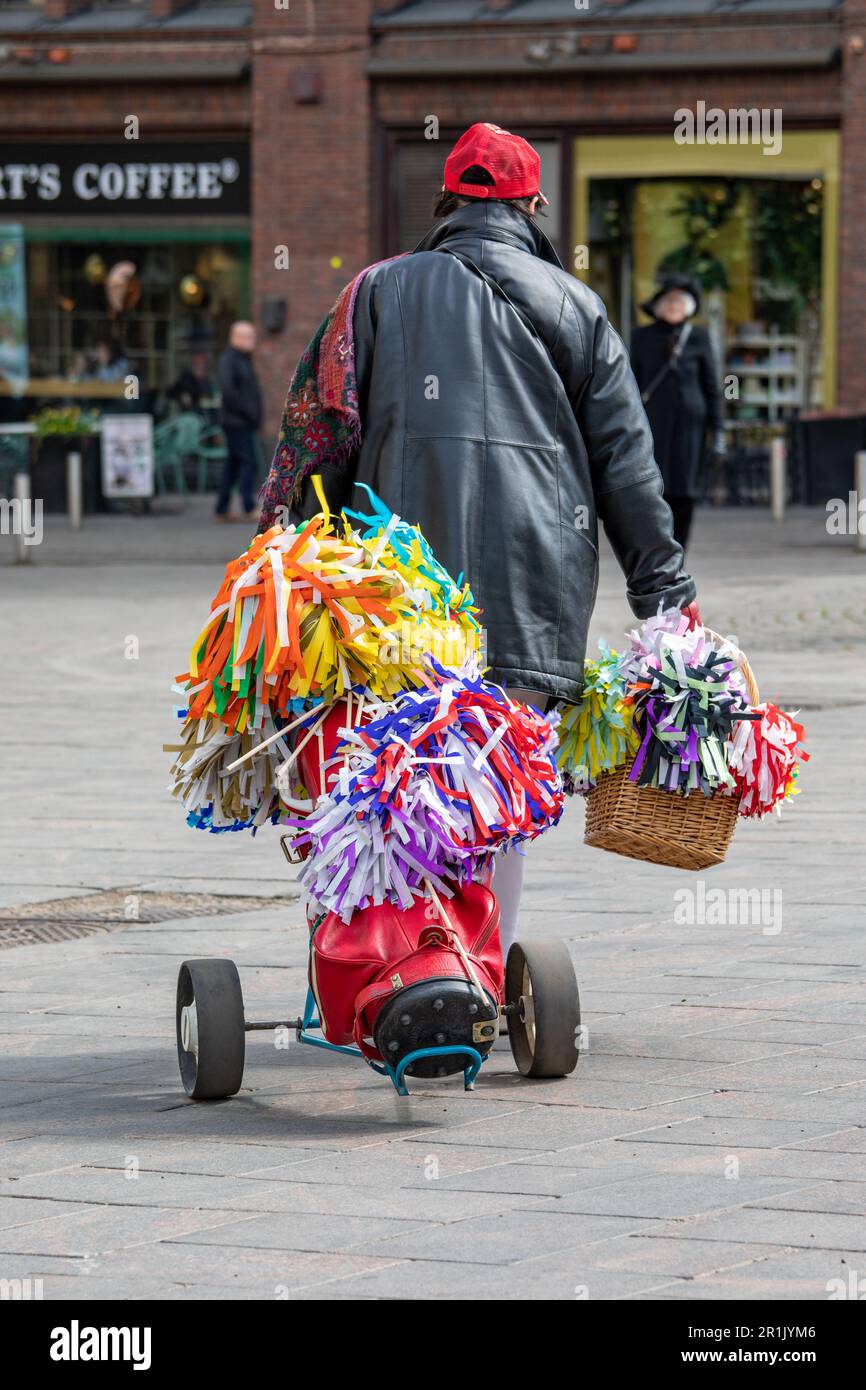 Donna che vende accessori per il giorno di maggio a Helsinki, Finlandia Foto Stock