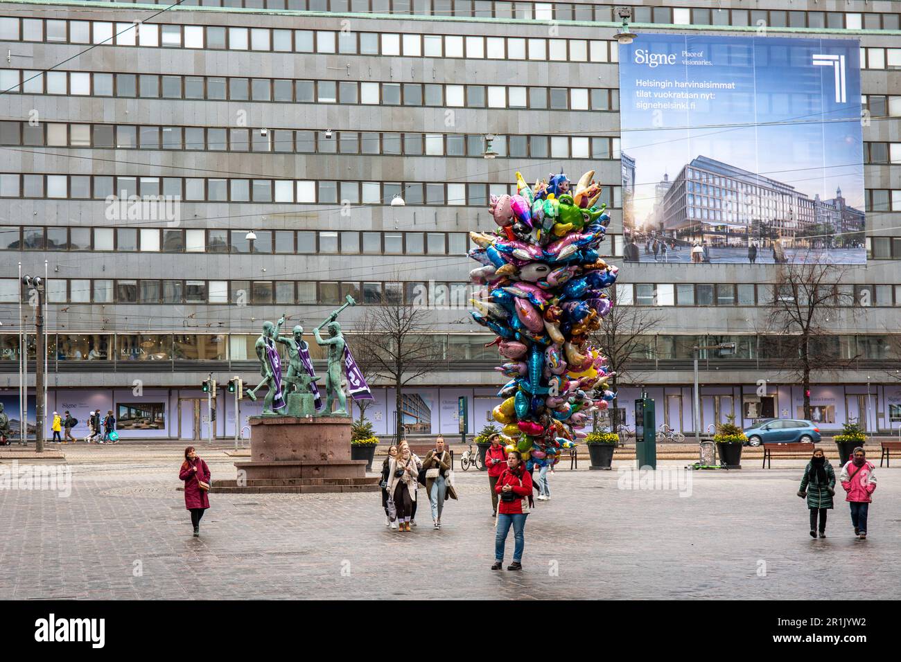 Fornitore di palloncini a Kolmensepänaukio la vigilia di maggio a Helsinki, Finlandia Foto Stock