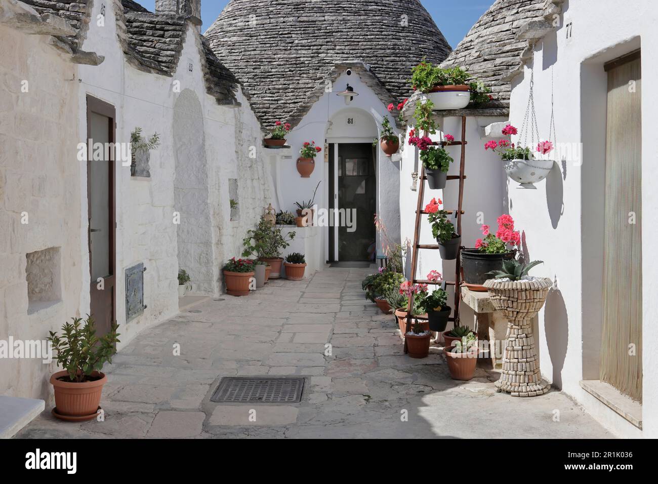 Tranquille strade residenziali a Rione Aia piccola, Alberobello, Puglia, lontano dalle folle di turisti Foto Stock