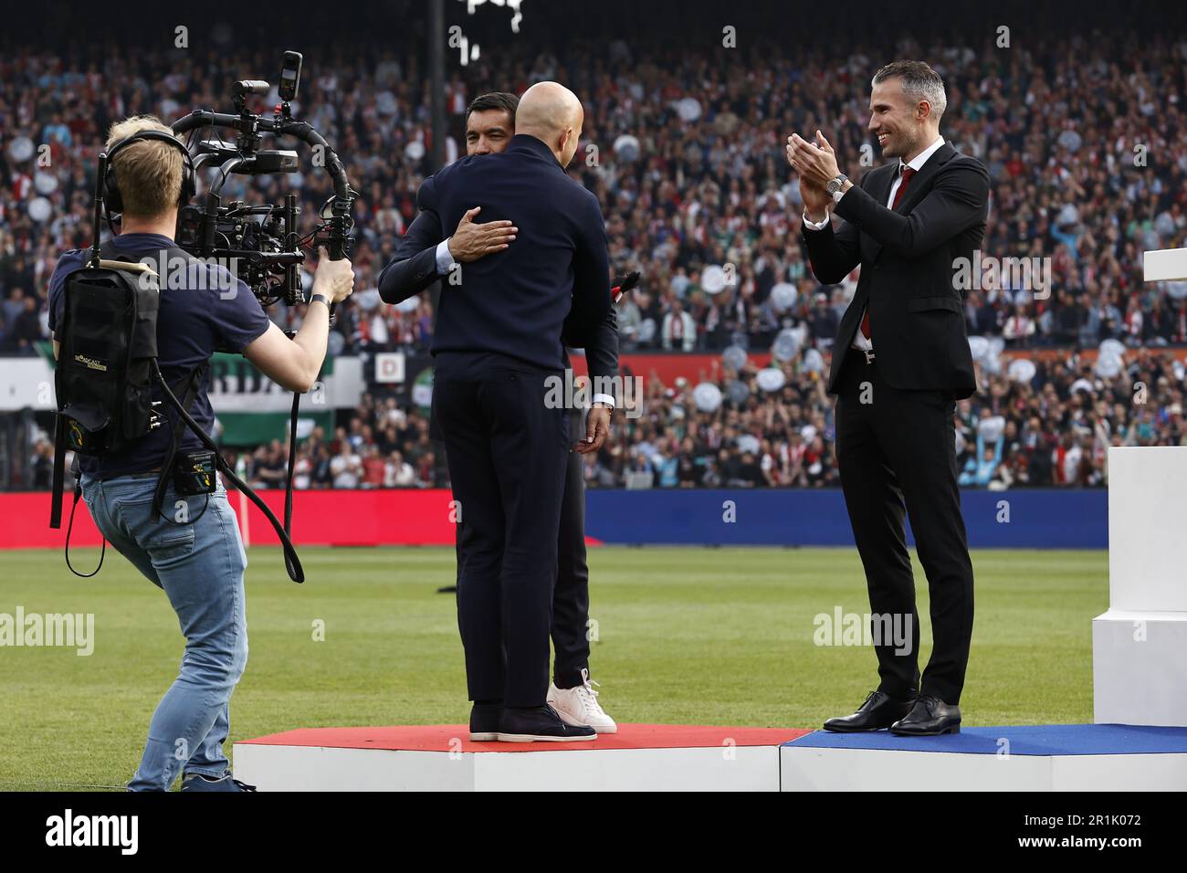 ROTTERDAM - (LR) Giovanni van Bronckhorst, allenatore di Feyenoord Arne slot, Robin van Persie durante la partita di campionato olandese tra Feyenoord e Go Ahead Eagles allo stadio di Feyenoord de Kuip il 14 maggio 2023 a Rotterdam, Paesi Bassi. ANP MAURICE VAN PIETRA Foto Stock