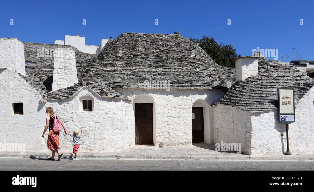 Tranquille strade residenziali a Rione Aia piccola, Alberobello, Puglia, lontano dalle folle di turisti Foto Stock