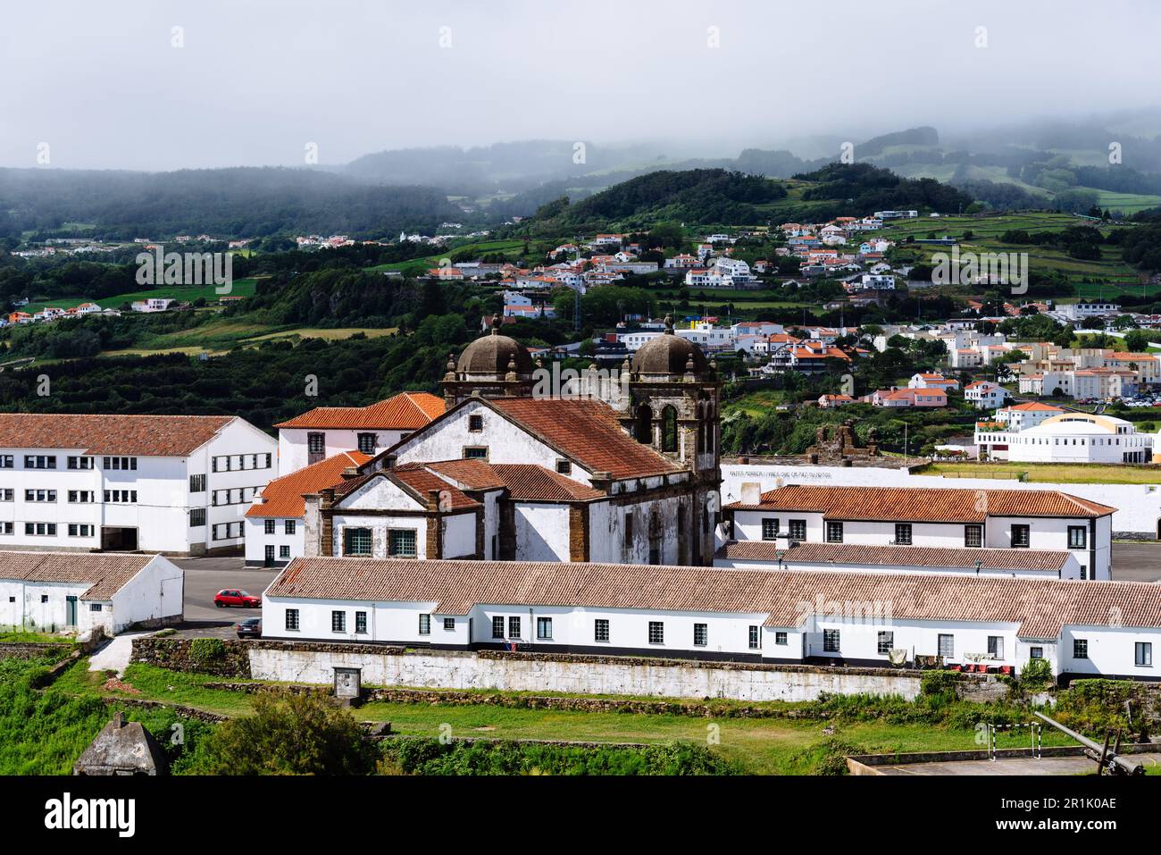 Angra do Heroismo, Portogallo - 1 luglio 2022: La fortezza di San Giovanni Battista dal punto di vista del Monte Brasil a Terceira, Azzorre Foto Stock