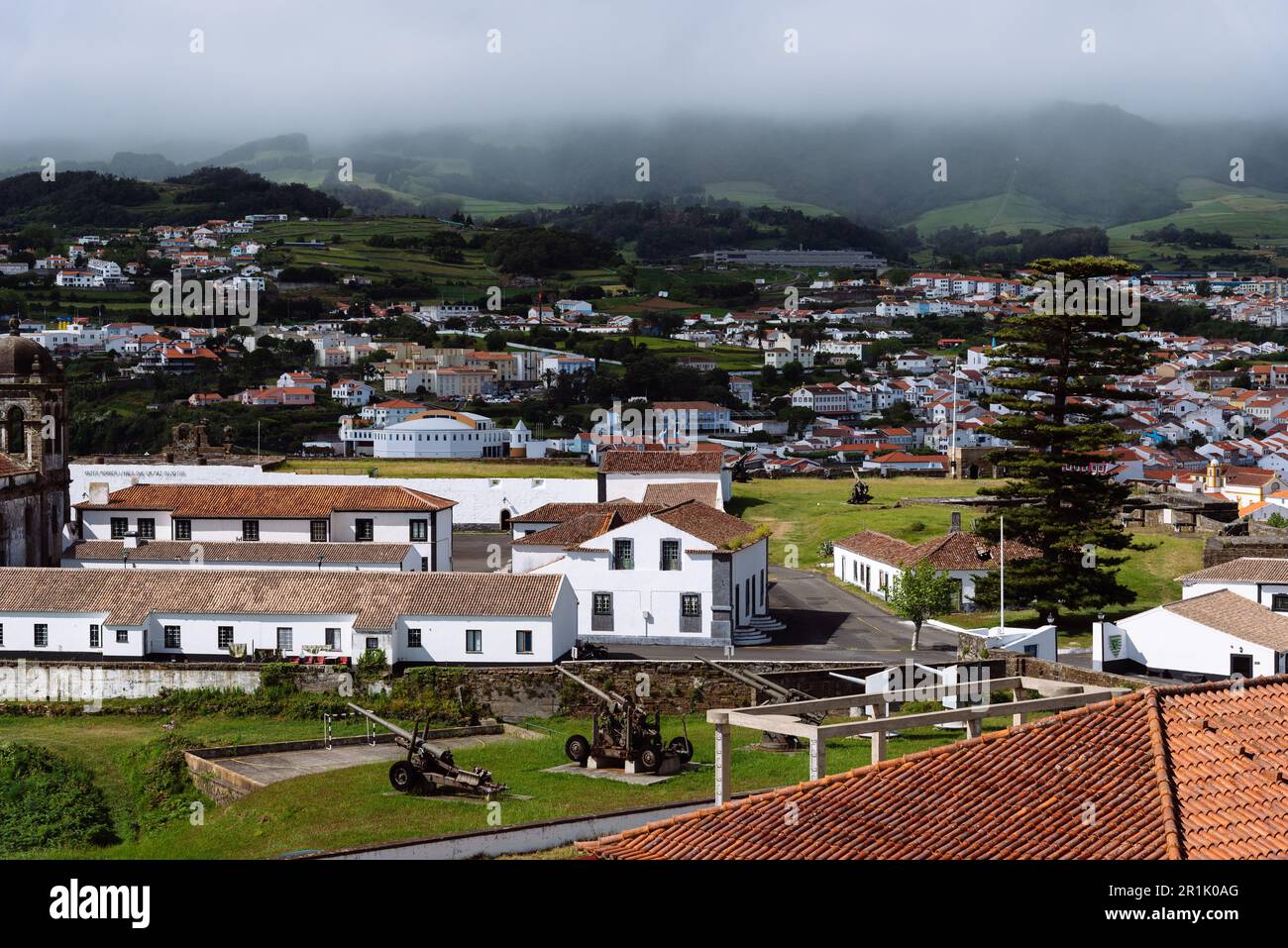 Angra do Heroismo, Portogallo - 1 luglio 2022: Vecchia batteria di artiglieria in Monte Brasil. Isola di Terceira, Azzorre Foto Stock