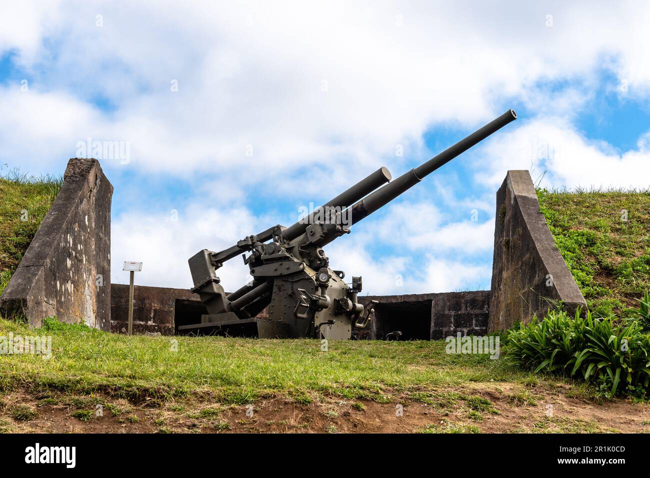 Angra do Heroismo, Portogallo - 1 luglio 2022: Vecchia batteria antiaerea in Monte Brasil. Isola di Terceira, Azzorre Foto Stock