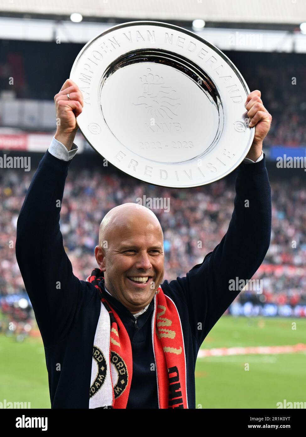 ROTTERDAM - Feyenoord allenatore Arne slot con il piatto del campionato, con il trofeo, con il piatto dopo la partita olandese della prima lega tra Feyenoord e Go Ahead Eagles a Feyenoord Stadion de Kuip il 14 maggio 2023 a Rotterdam, Paesi Bassi. ANP OLAF KRAAK Foto Stock